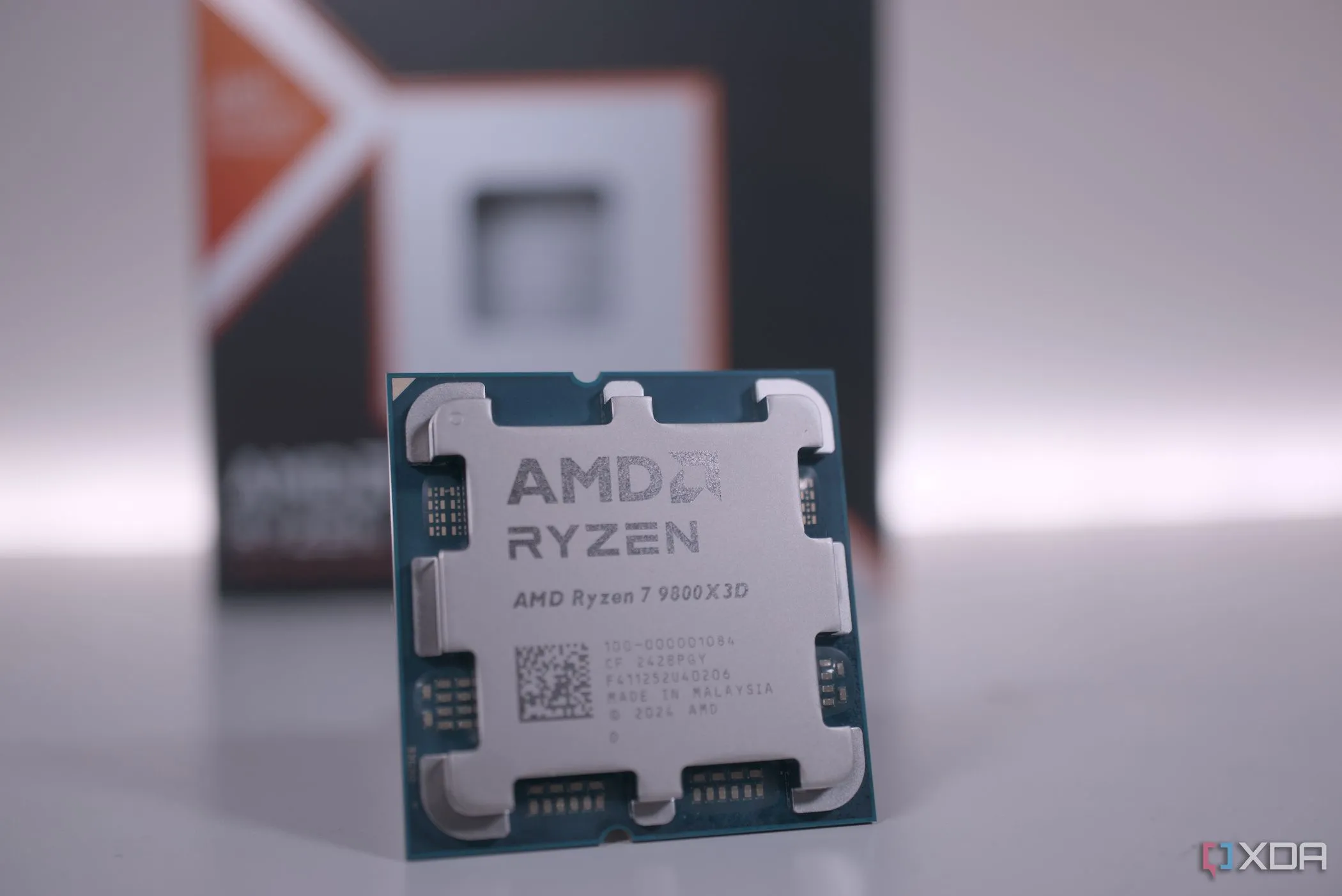 CPU AMD Ryzen 7 9800X3D nhìn cận cảnh từ mặt trước