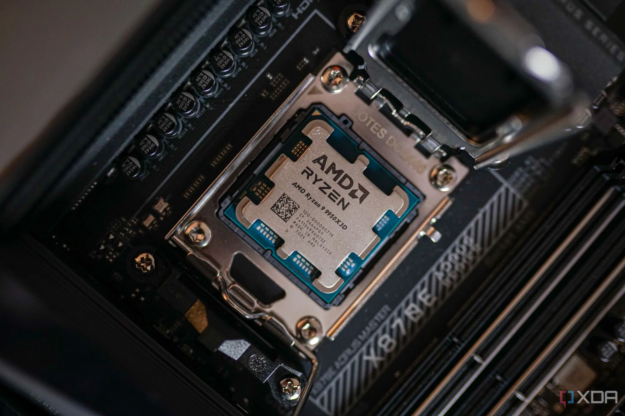CPU AMD Ryzen 9 9950X3D được gắn trên bo mạch chủ, thể hiện khả năng nâng cấp