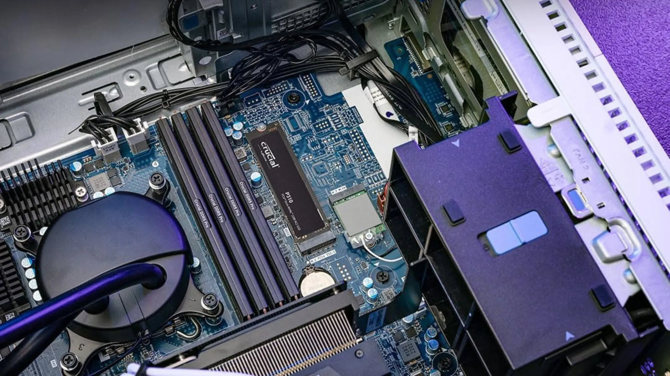 Crucial P310 SSD M.2 được lắp đặt trong bo mạch chủ máy tính