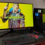Dàn máy tính chơi game với màn hình hiển thị game, minh họa trải nghiệm chơi game mượt mà.