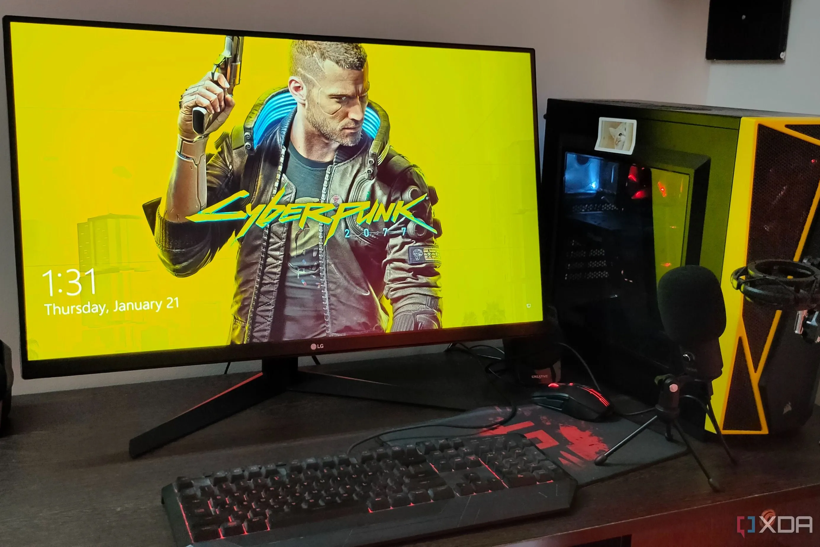 Dàn máy tính chơi game với màn hình hiển thị game, minh họa trải nghiệm chơi game mượt mà.