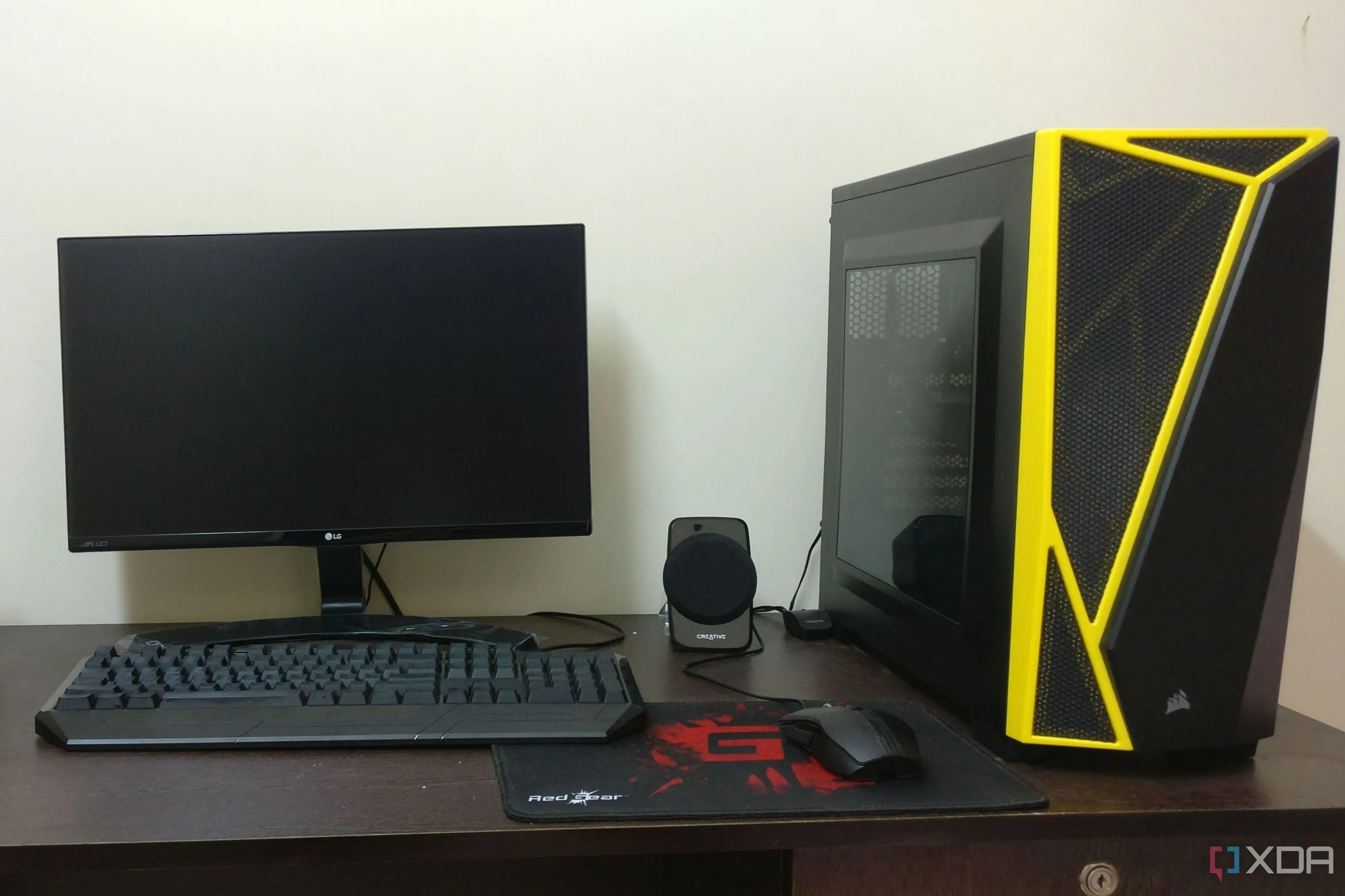 Dàn máy tính gaming màu đen với màn hình nhỏ, bàn phím và chuột, minh họa cho setup PC với màn hình gaming kích thước chưa tối ưu.