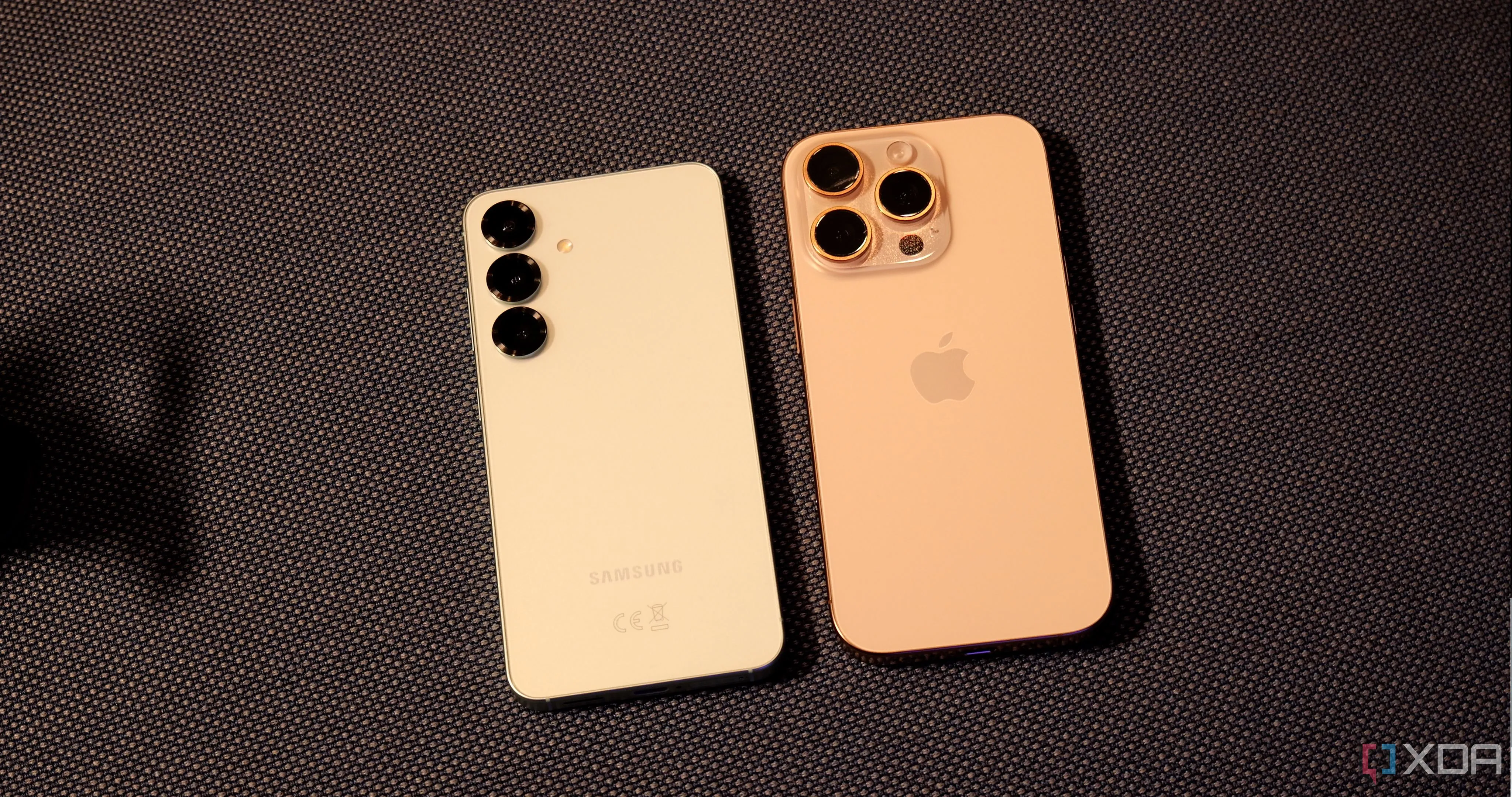 Điện thoại iPhone và Samsung Galaxy S25 biểu tượng cho sản phẩm công nghệ chịu ảnh hưởng từ chính sách thuế