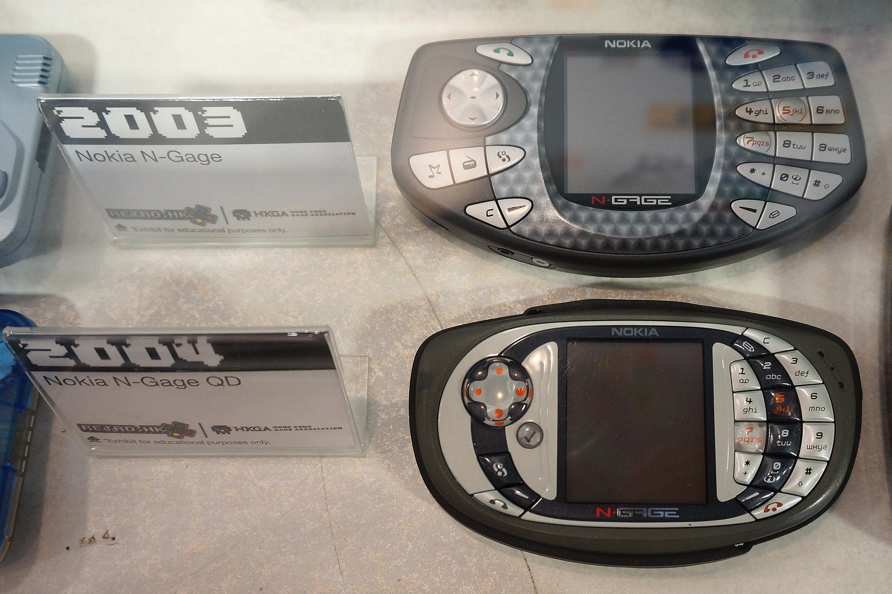 Điện thoại lai máy chơi game Nokia N-Gage và phiên bản N-Gage QD, thể hiện nỗ lực của Nokia trong thị trường console cầm tay.