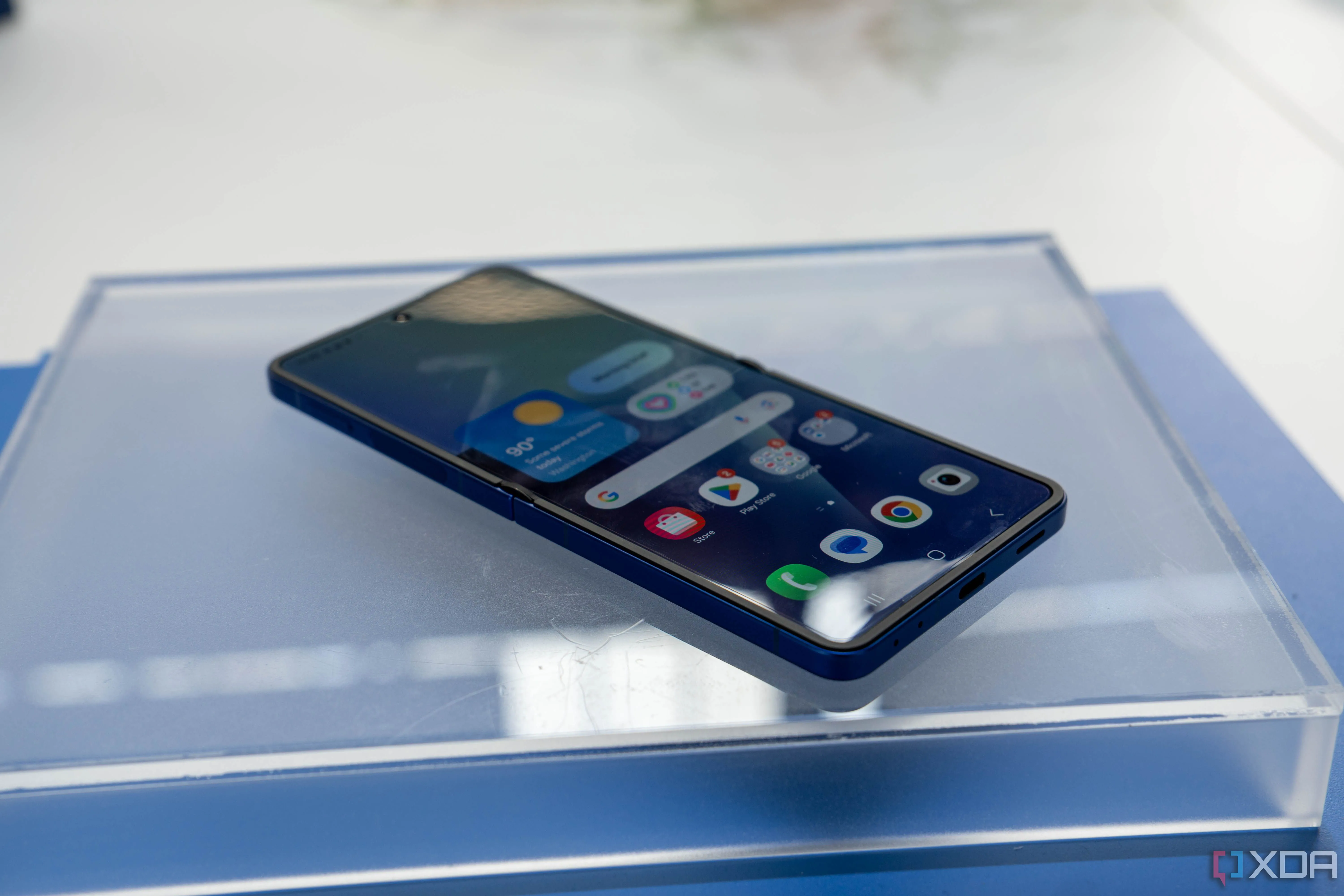 Điện thoại Samsung Galaxy Z Flip 7 đang mở màn hình trong, đặt phẳng trên bàn, thể hiện giao diện người dùng