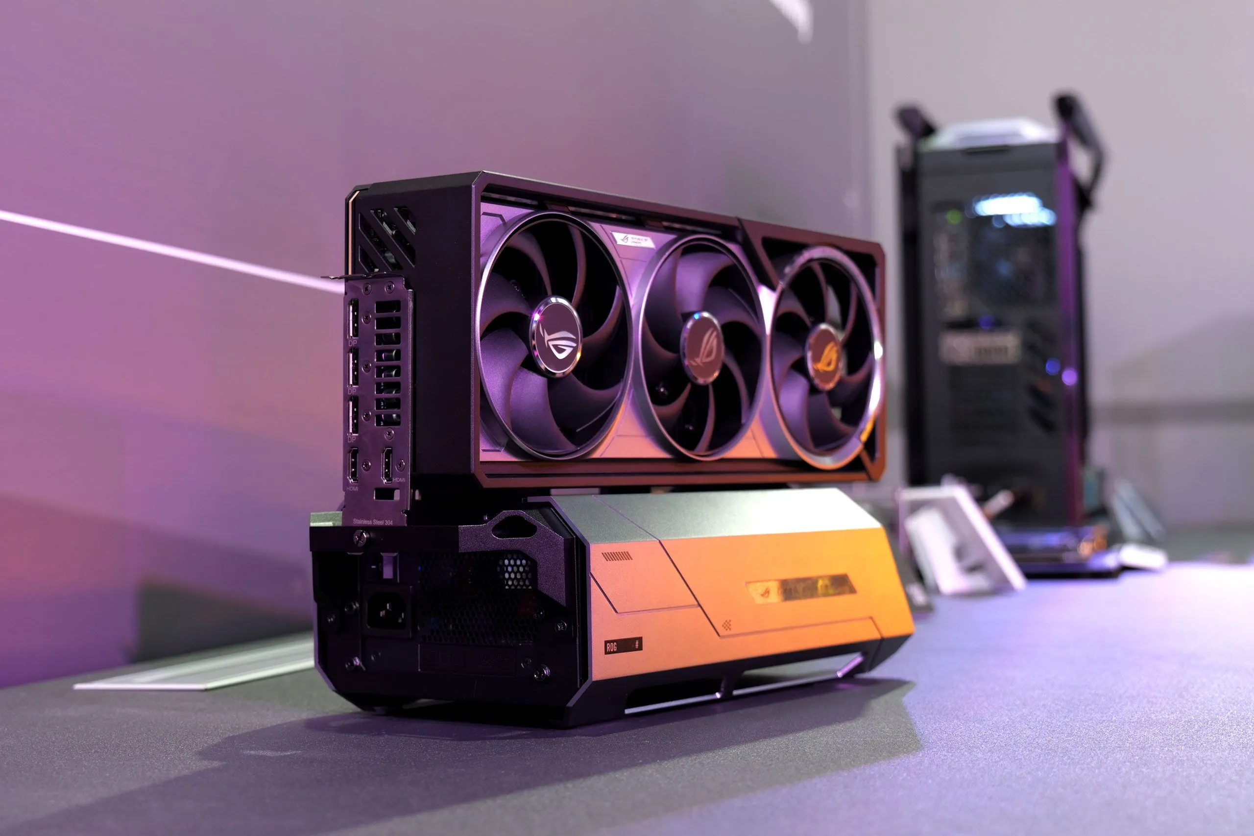 Dock eGPU ASUS ROG XG Station 3 với thiết kế lấy cảm hứng từ tàu vũ trụ và hỗ trợ Thunderbolt 5