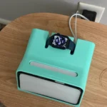 Dock sạc MagSafe iPhone và Apple Watch tùy chỉnh được in 3D, thể hiện sự gọn gàng trên bàn.