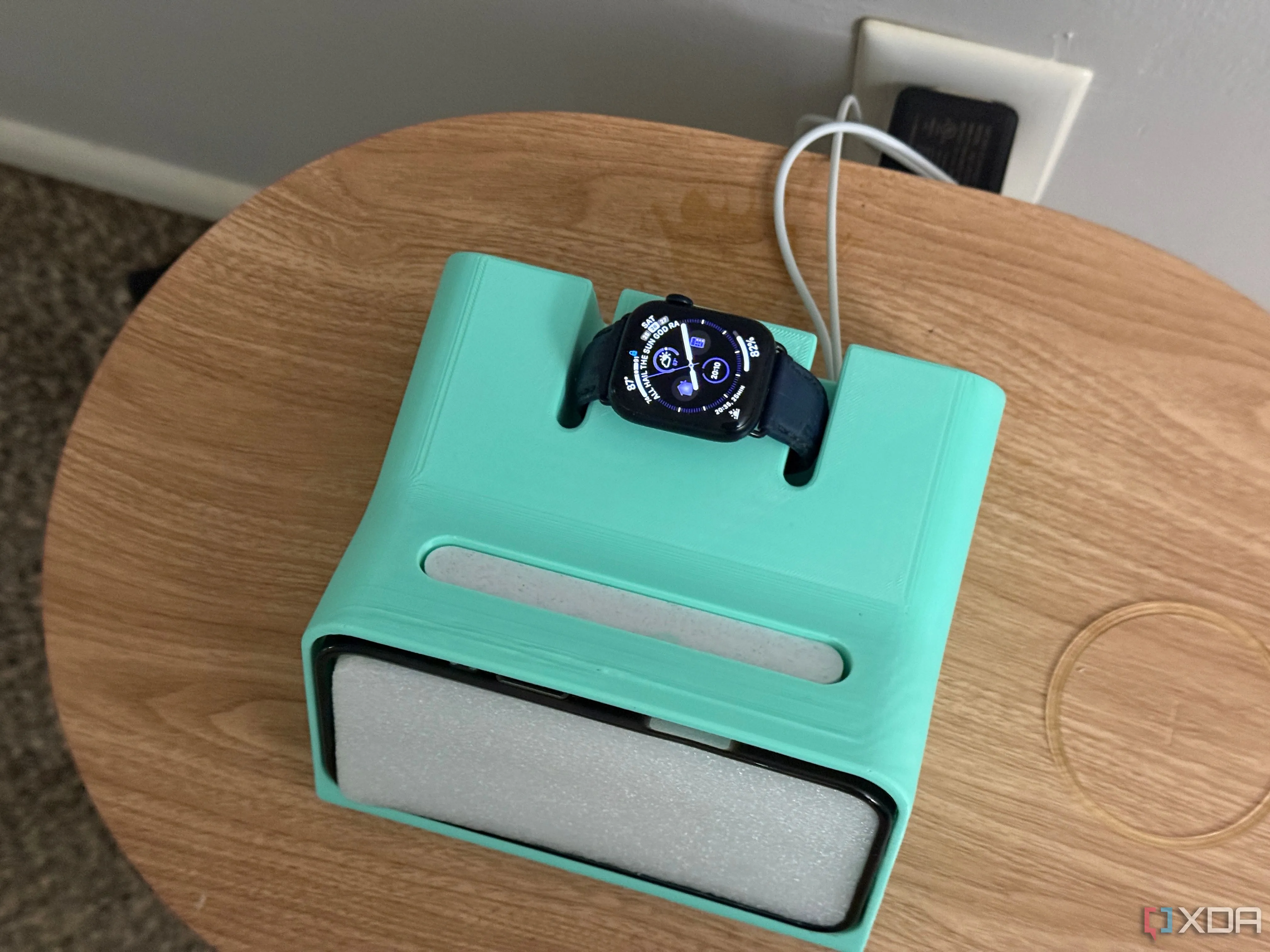 Dock sạc MagSafe iPhone và Apple Watch tùy chỉnh được in 3D, thể hiện sự gọn gàng trên bàn.