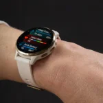 Đồng hồ thông minh Garmin Venu 3S trên cổ tay, thể hiện thiết kế sang trọng và màn hình hiển thị.