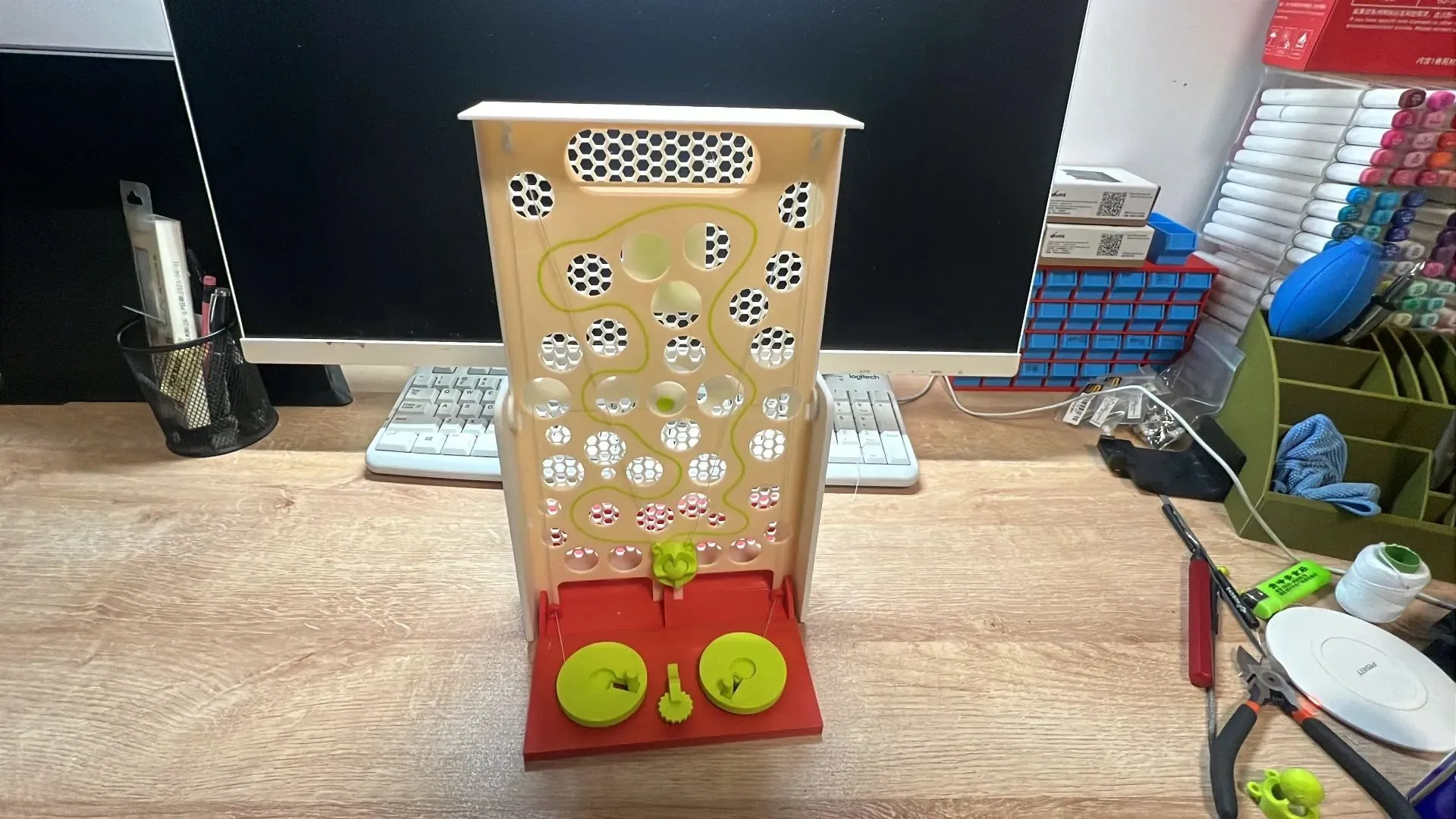 Đường bi in 3D phức tạp với nhiều tầng và đường dẫn khác nhau, tạo nên một tác phẩm động học