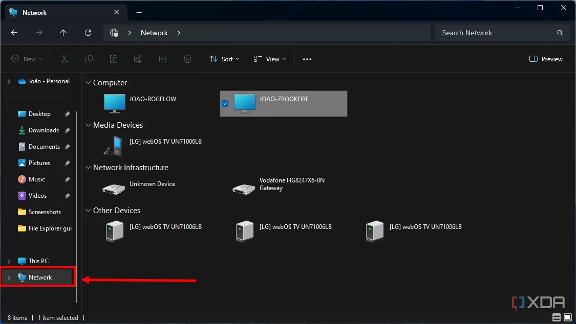 File Explorer của Windows hiển thị các vị trí mạng, bao gồm ổ đĩa USB được chia sẻ từ router.