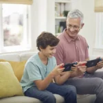 Gia đình cùng nhau tận hưởng trò chơi trên máy Nintendo Switch, thể hiện sự đa dạng game phù hợp mọi lứa tuổi.