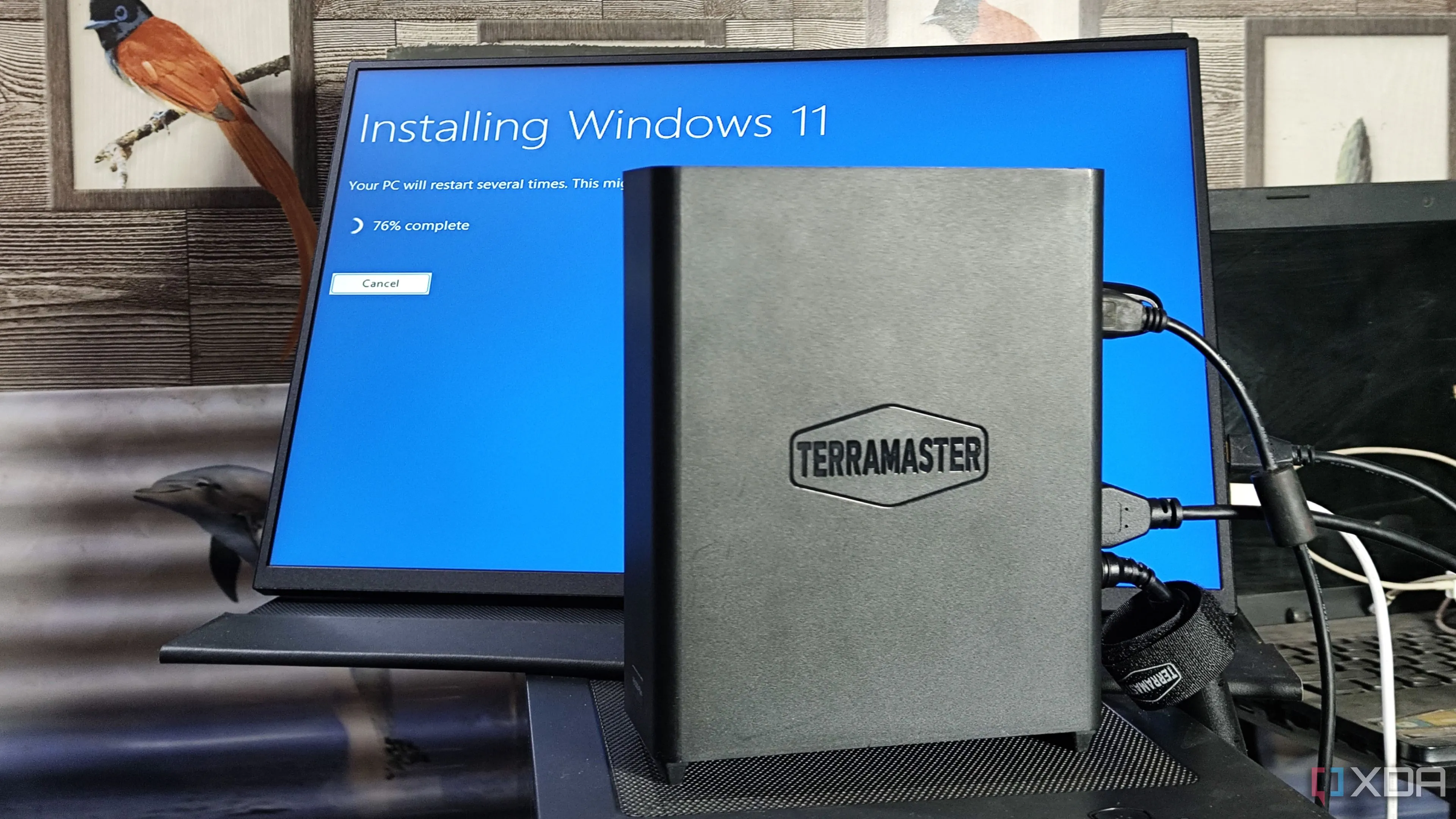Giao diện máy tính với biểu tượng Windows, minh họa khả năng truy cập và quản lý dữ liệu trên NAS từ xa một cách thuận tiện.