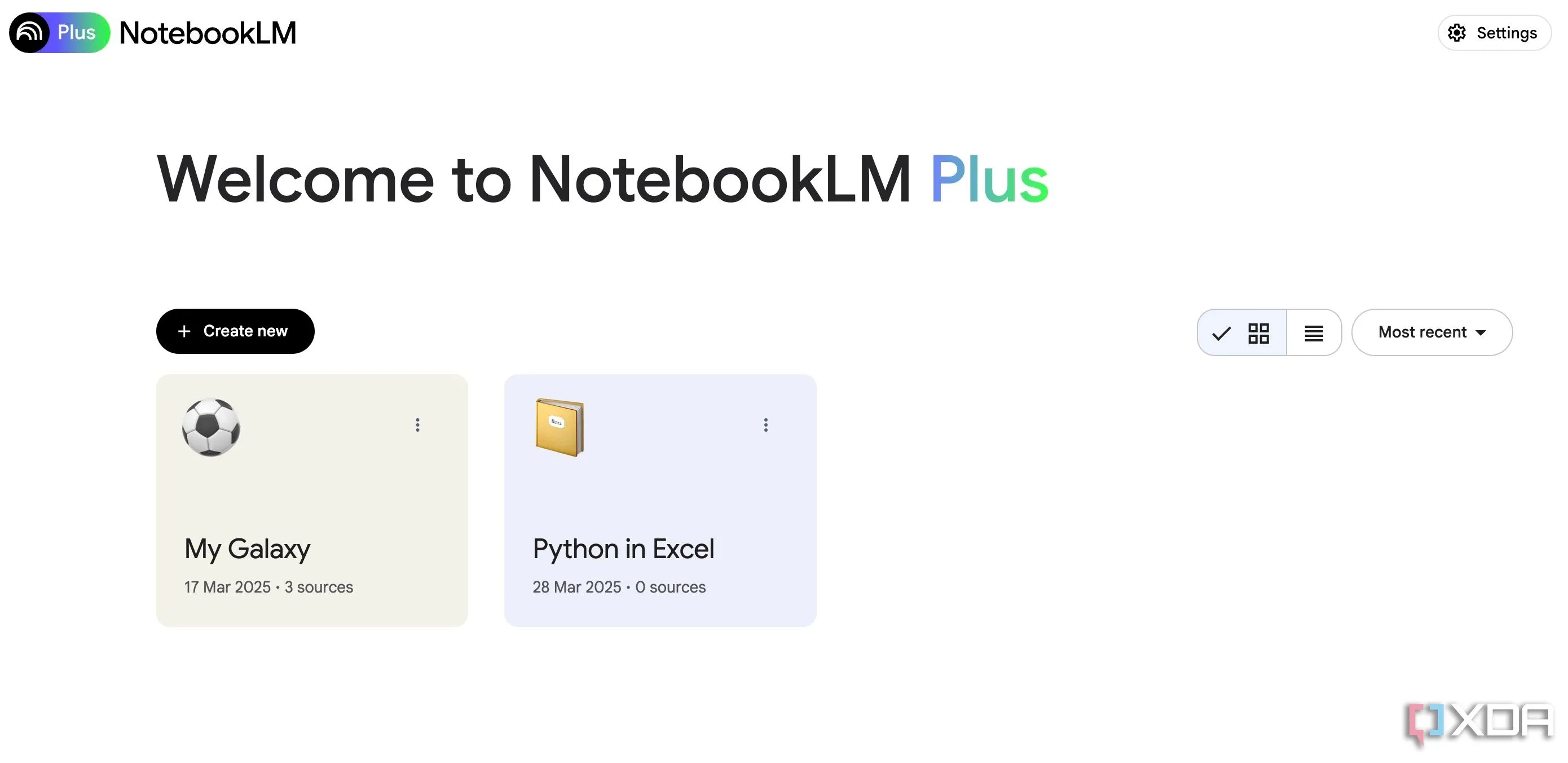 Giao diện NotebookLM với bảng điều khiển chính, khu vực nguồn tài liệu và cửa sổ trò chuyện AI