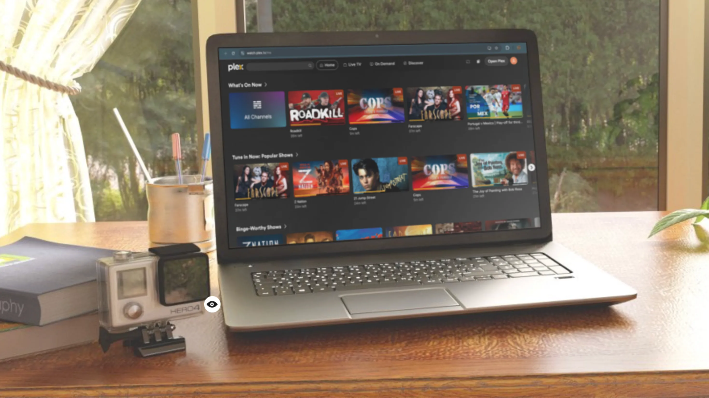 Giao diện ứng dụng Plex đang phát trên máy tính xách tay chạy Windows, thể hiện chức năng máy chủ media của NAS.