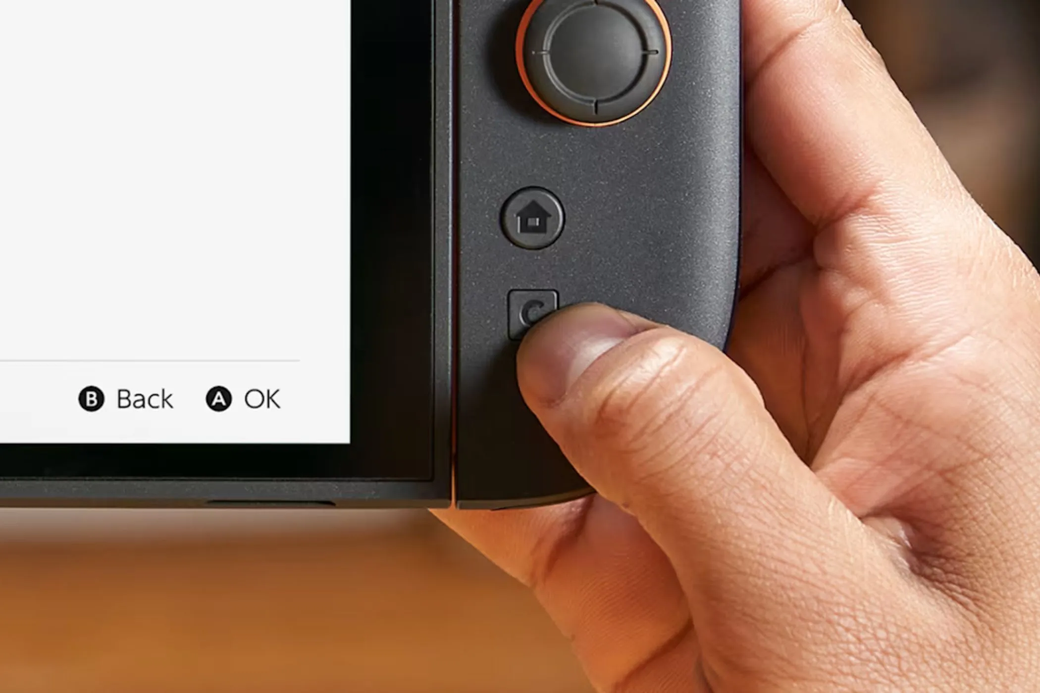 Góc cận cảnh nút C trên tay cầm Joy-Con của Nintendo Switch 2, minh họa tính năng Game Chat mới.
