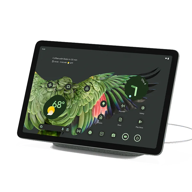 Google Pixel Tablet màu Hazel đặt trên dock sạc và loa, nhìn từ mặt trước