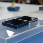 Hai chiếc Samsung Galaxy Z Flip 7 màu sắc khác nhau đặt cạnh nhau, minh họa thiết kế gập vỏ sò