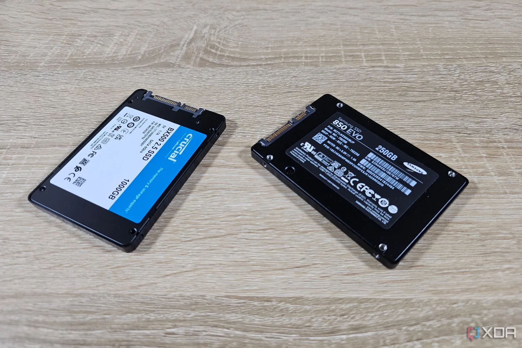 Hai ổ cứng SSD M.2 đặt cạnh nhau, minh họa cho công nghệ quản lý hao mòn Wear Leveling.