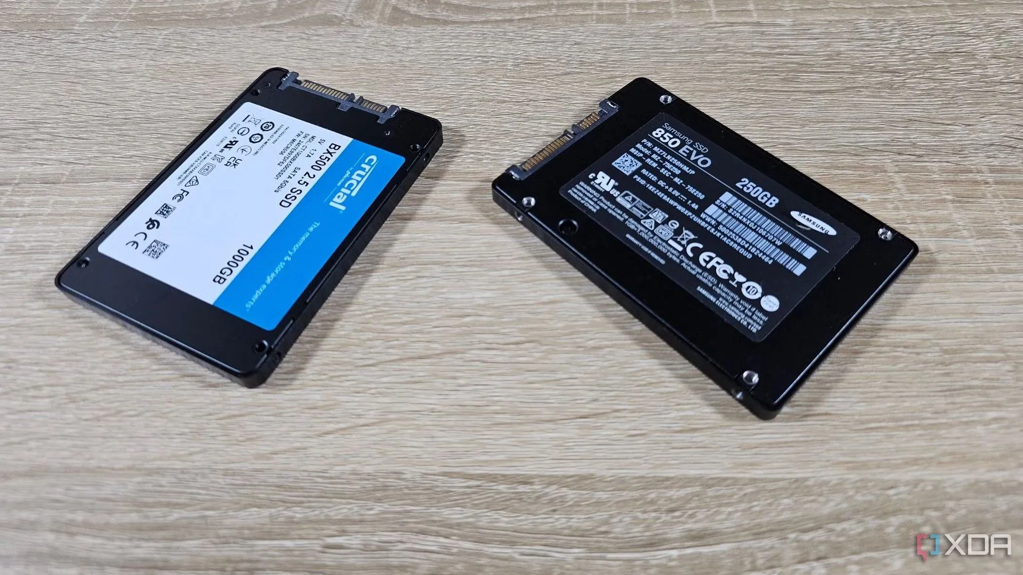 Hai ổ SSD nội bộ từ Crucial và Samsung đặt trên bàn, tượng trưng cho việc sử dụng SSD chuyên dụng cho ứng dụng NAS