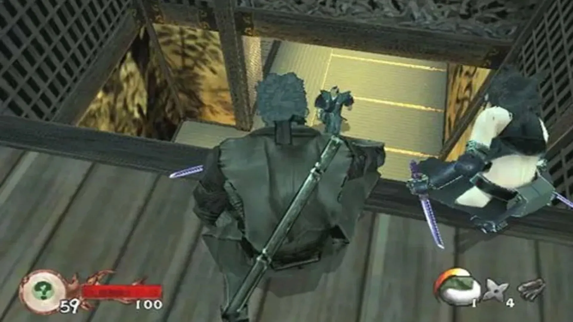 Hai sát thủ ninja đang ẩn nấp phía trên kẻ địch trong Tenchu: Wrath of Heaven, một game hành động lén lút nổi tiếng trên PS2