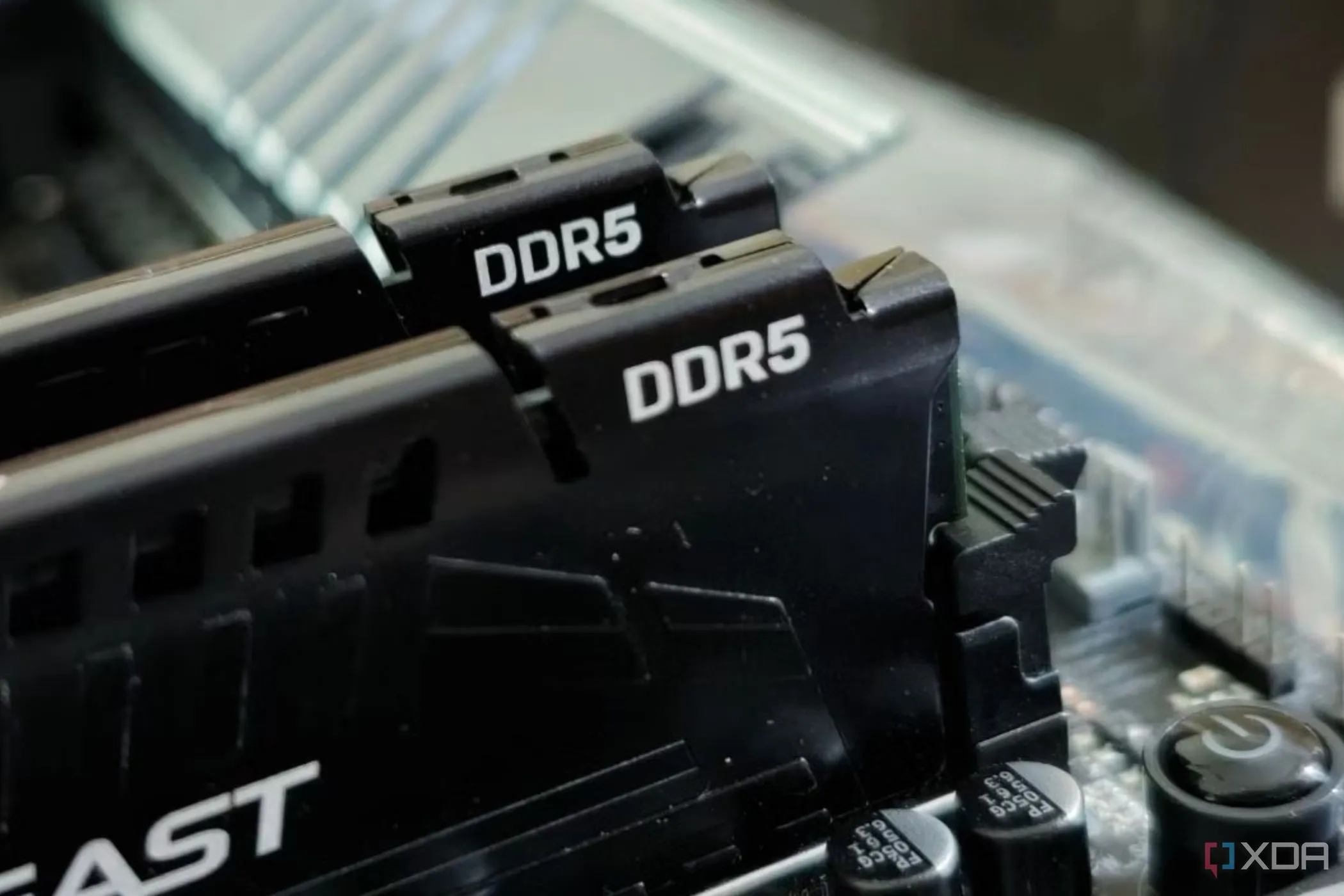 Hai thanh RAM DDR5 được lắp đặt trên bo mạch chủ, minh họa vị trí và cách lắp đặt RAM.