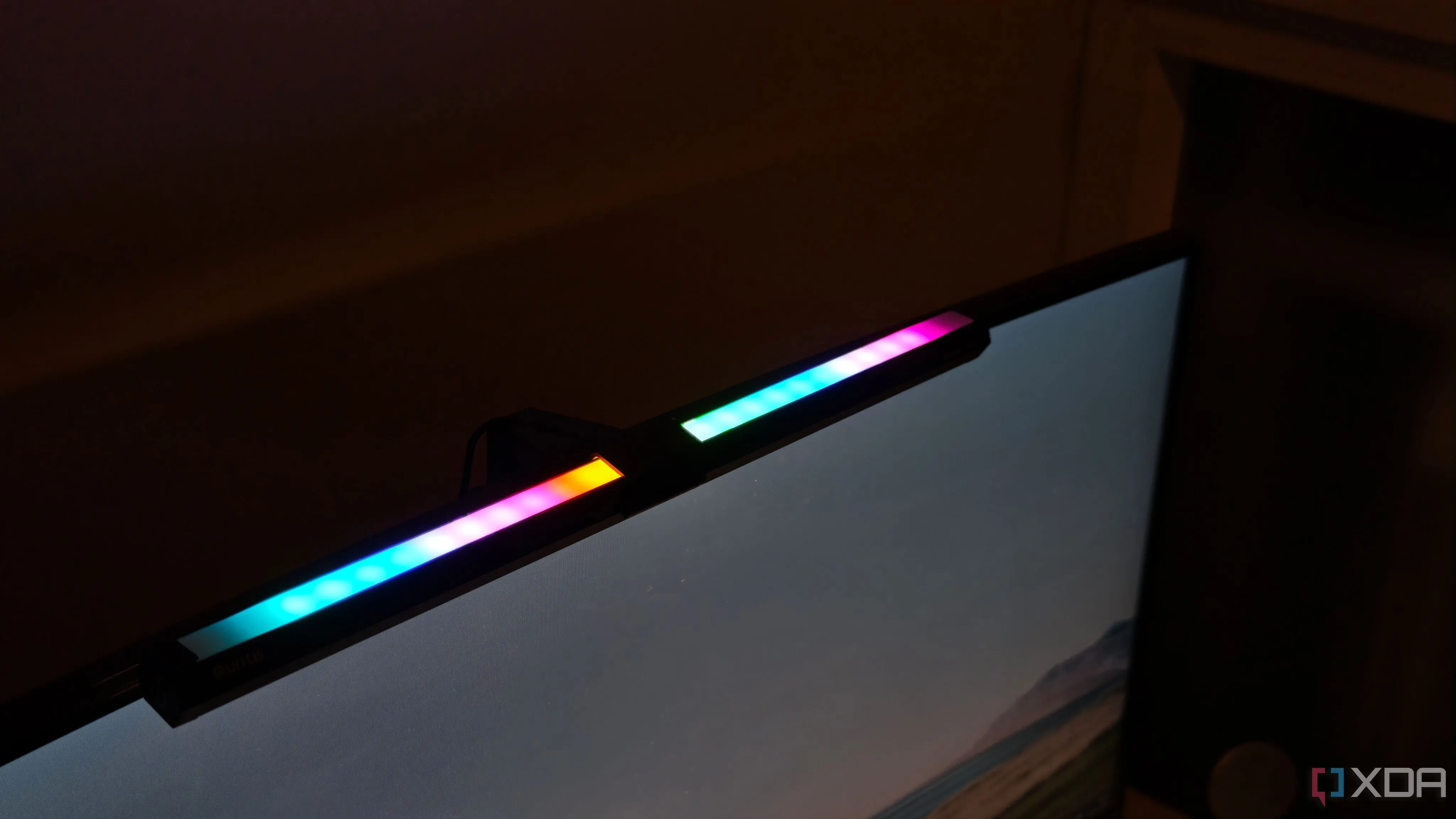 Hệ thống đèn LED RGB phía sau thanh đèn màn hình tạo hiệu ứng ánh sáng cho không gian làm việc