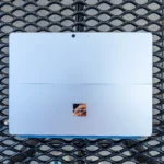 Hình ảnh cận cảnh máy tính bảng Microsoft Surface Pro 11 và phụ kiện bàn phím Flex