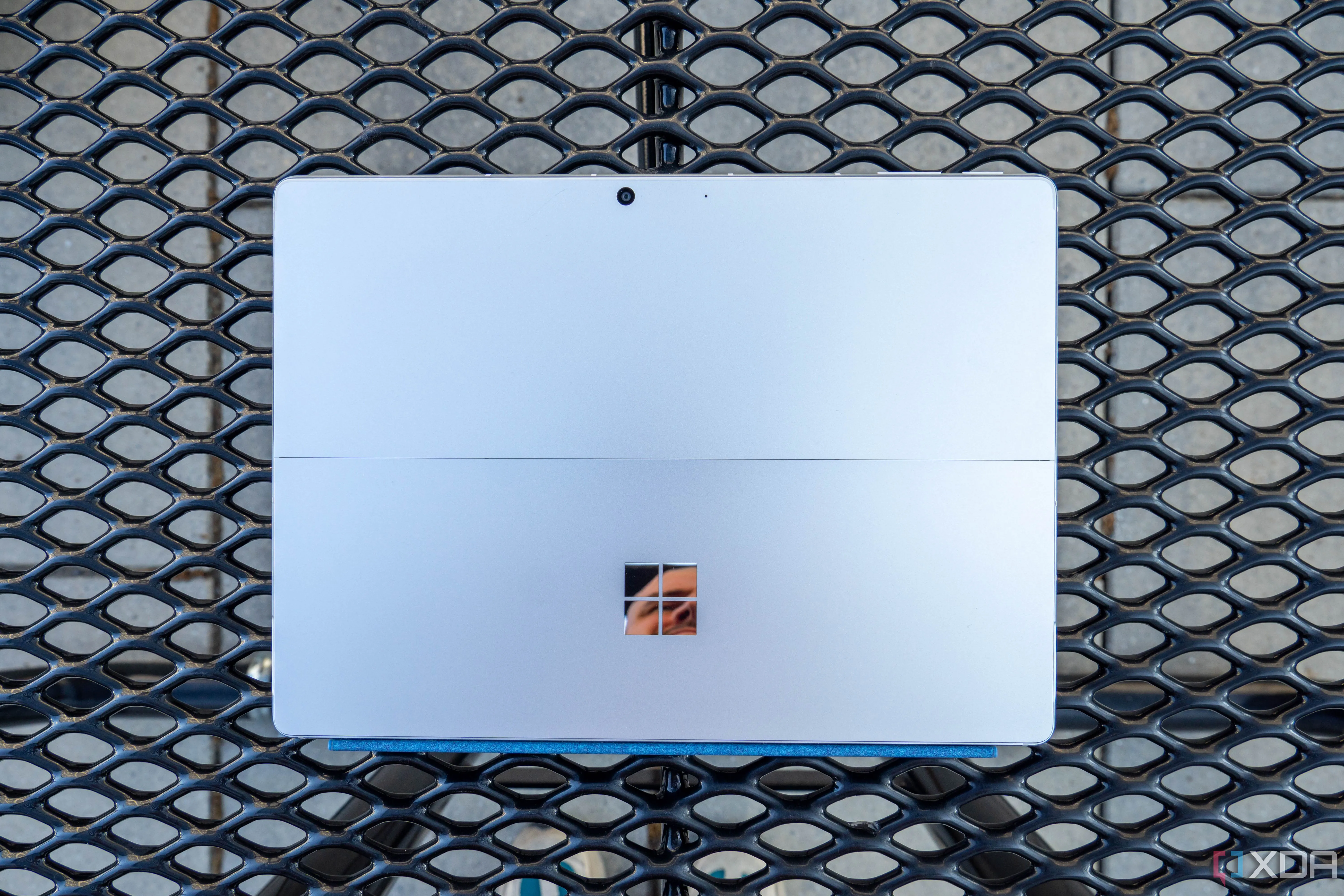 Hình ảnh cận cảnh máy tính bảng Microsoft Surface Pro 11 và phụ kiện bàn phím Flex