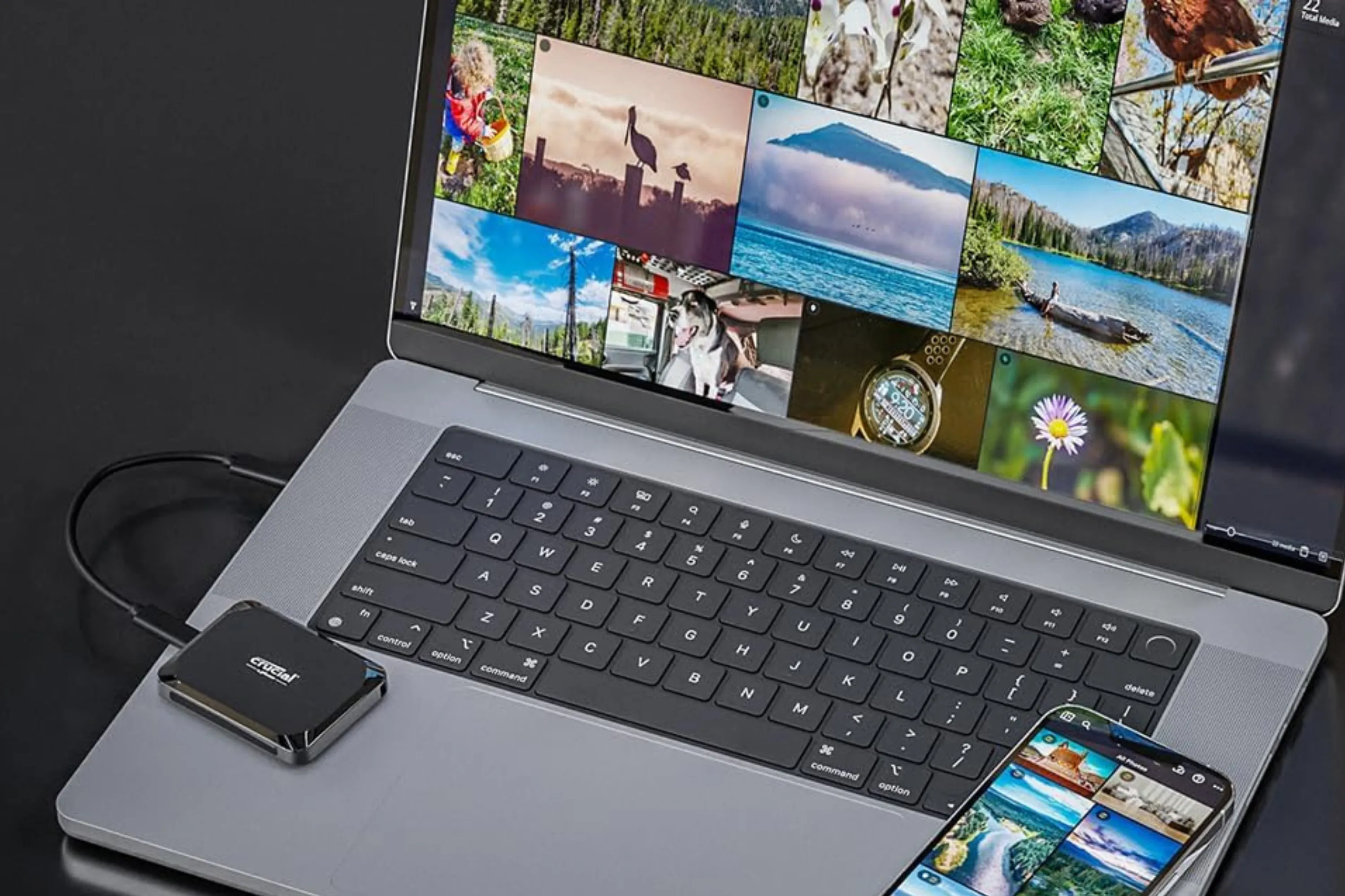 Hình ảnh cận cảnh SSD di động Crucial X9 4TB được cầm gọn trong lòng bàn tay, minh họa tính di động cao.