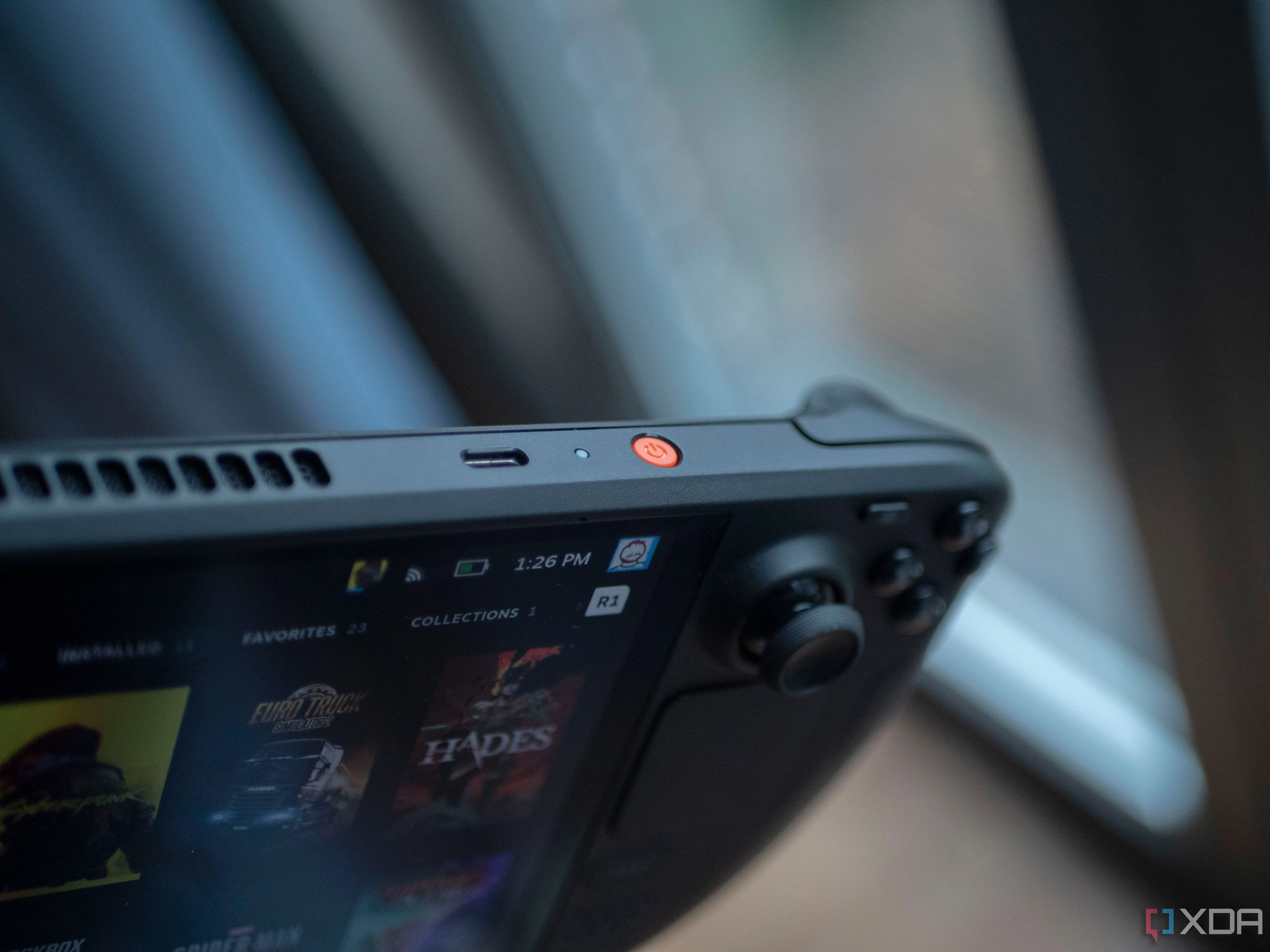 Hình ảnh cận cảnh Steam Deck OLED, biểu tượng cho nền tảng Steam và cộng đồng game thủ, nhấn mạnh tầm quan trọng của bảo mật tài khoản người dùng.