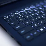 Hình ảnh chi tiết bàn phím laptop gaming Alienware 16 Aurora, minh họa thiết kế và khoảng cách hành trình phím.