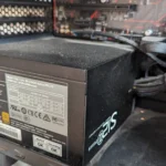Hình ảnh chi tiết bộ nguồn máy tính (PSU) với chứng nhận 80 Plus Bronze trong hệ thống PC gaming