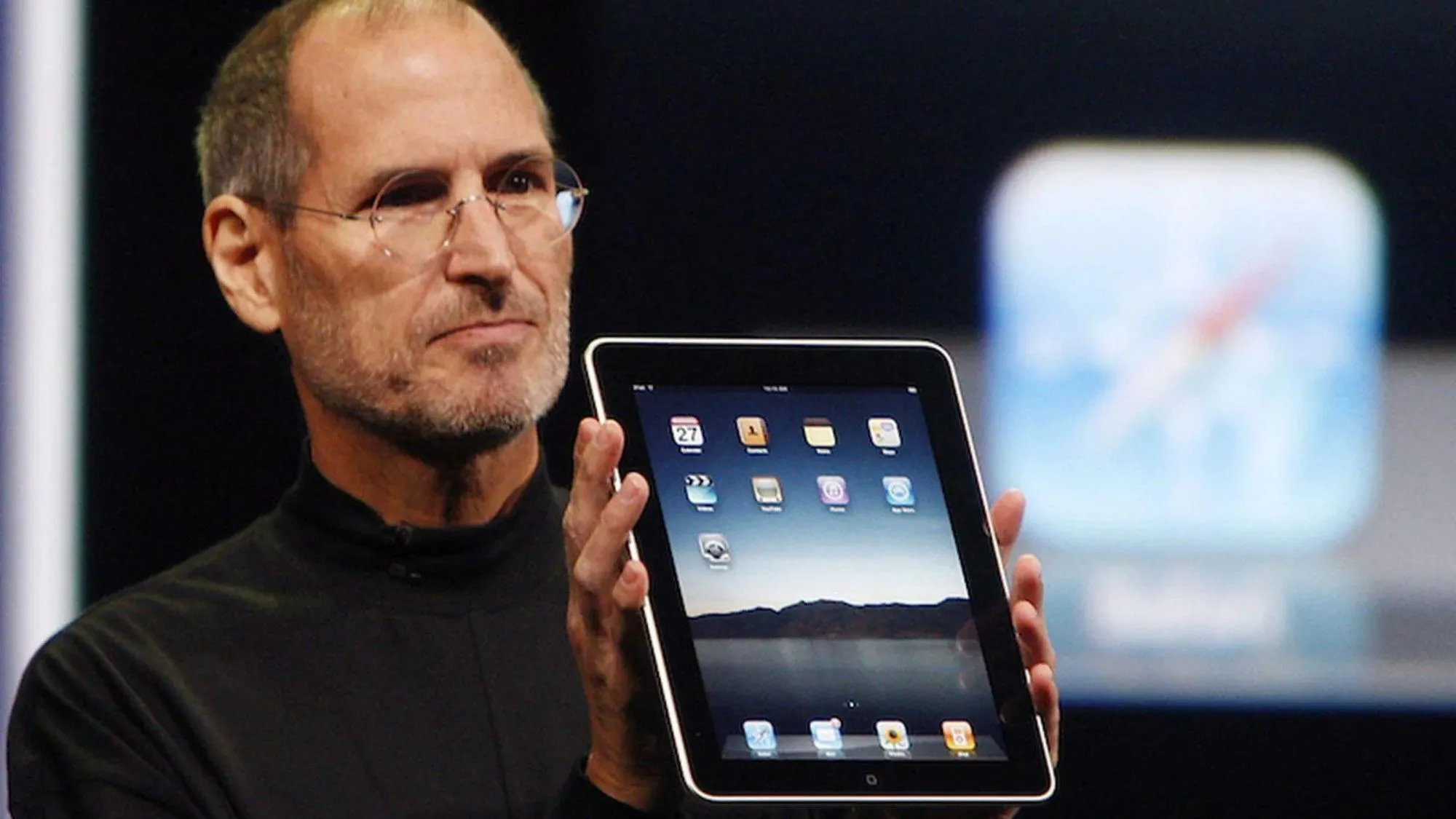 Hình ảnh chiếc iPad thế hệ đầu tiên đặt trên bàn, biểu tượng cho sự ra đời của máy tính bảng như một lựa chọn thay thế netbook