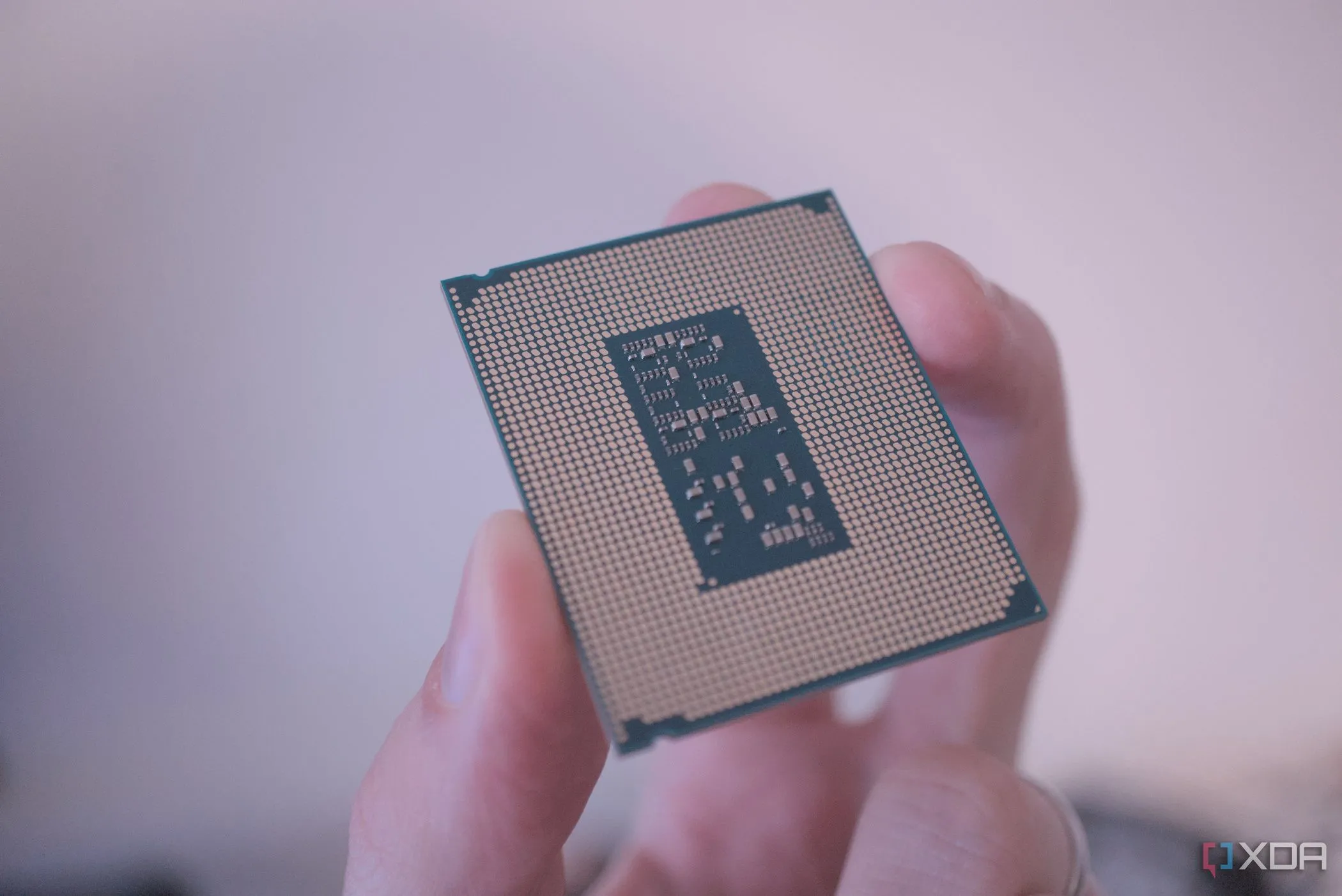 Hình ảnh chip Intel Core Ultra 7 với các chân tiếp xúc, minh họa cho công nghệ sản xuất bán dẫn tiên tiến của Intel.