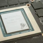 Hình ảnh chip xử lý đồ họa (GPU) và các mô-đun VRAM xung quanh, minh họa cấu tạo của bộ nhớ đồ họa trên card