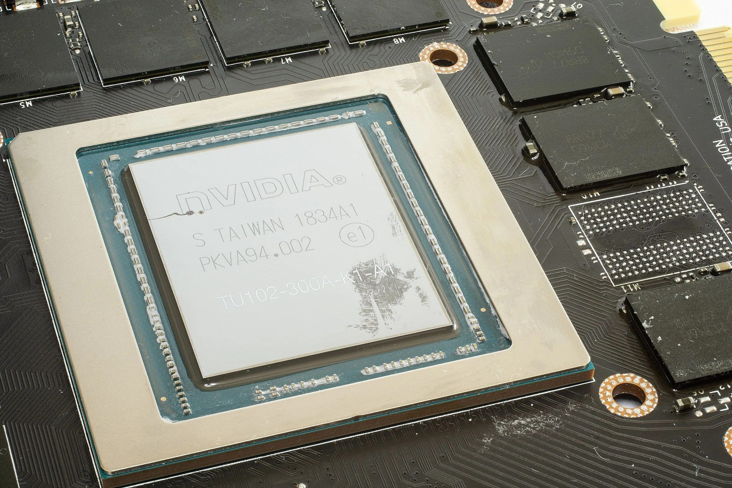 Hình ảnh chip xử lý đồ họa (GPU) và các mô-đun VRAM xung quanh, minh họa cấu tạo của bộ nhớ đồ họa trên card
