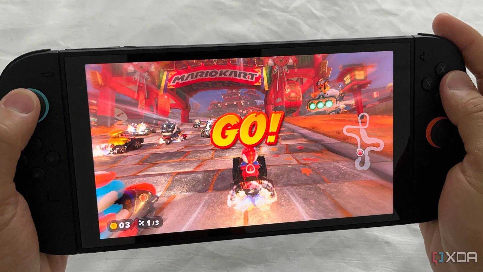 Hình ảnh game Mario Kart World Online đang được chơi trên máy Nintendo Switch 2, minh họa trải nghiệm gaming cầm tay tối ưu và thoải mái.