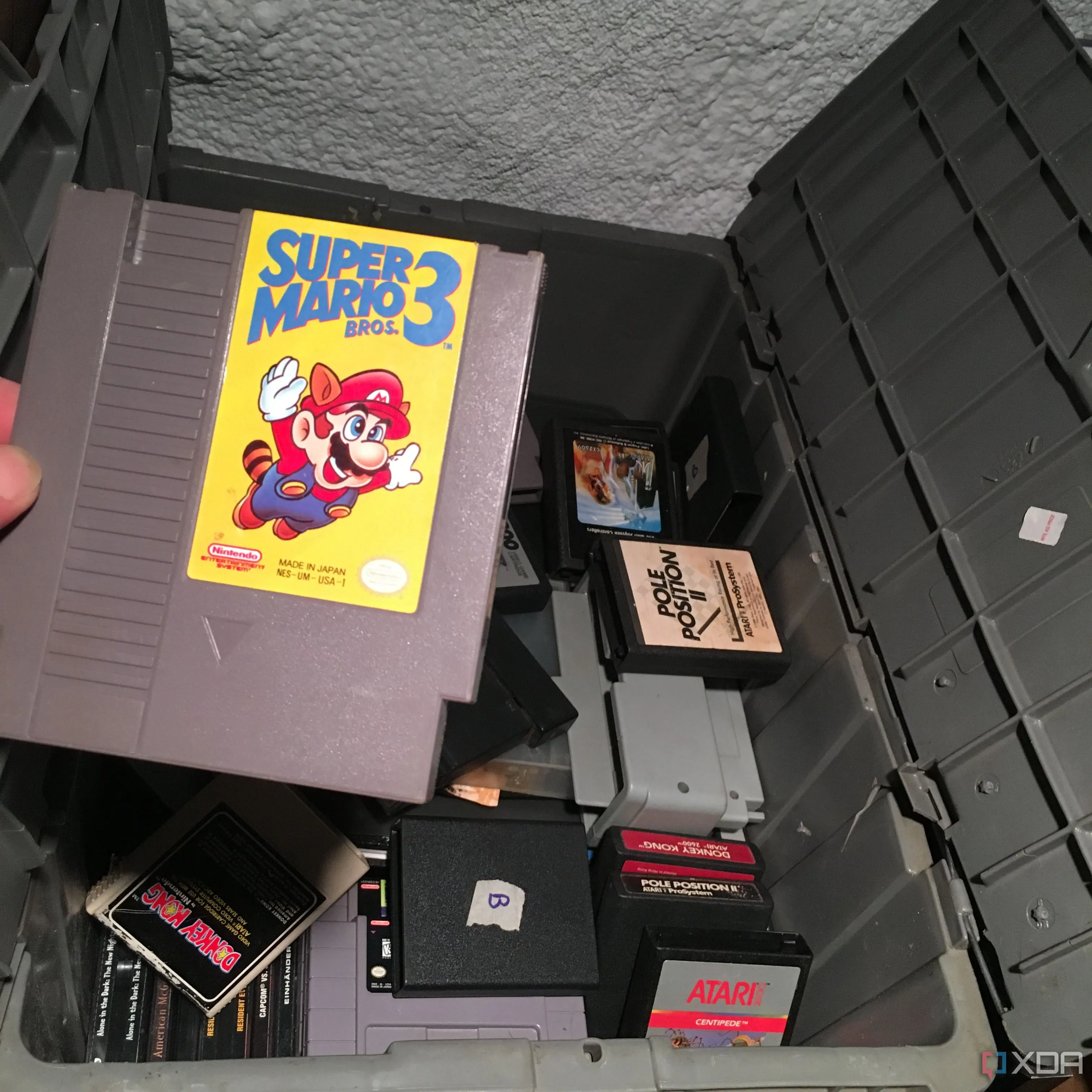 Hình ảnh game Super Mario Bros 3 trên hệ máy NES được lấy ra từ hộp trò chơi cổ điển, minh họa việc khám phá game retro.