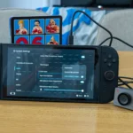 Hình ảnh máy chơi game Nintendo Switch 2 với phụ kiện camera gắn ngoài, minh họa tầm quan trọng của việc bảo vệ thiết bị qua ốp lưng.
