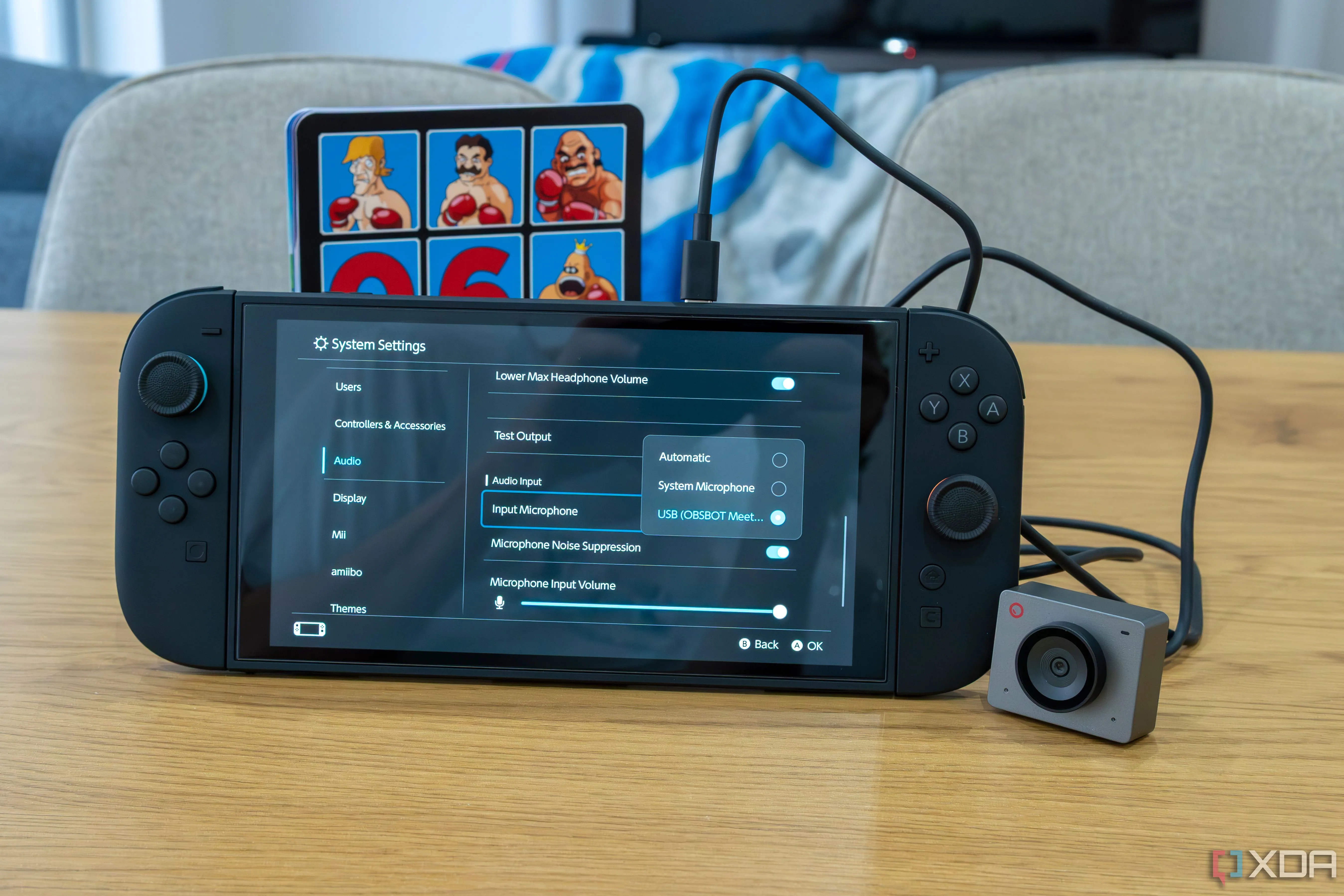 Hình ảnh máy chơi game Nintendo Switch 2 với phụ kiện camera gắn ngoài, minh họa tầm quan trọng của việc bảo vệ thiết bị qua ốp lưng.