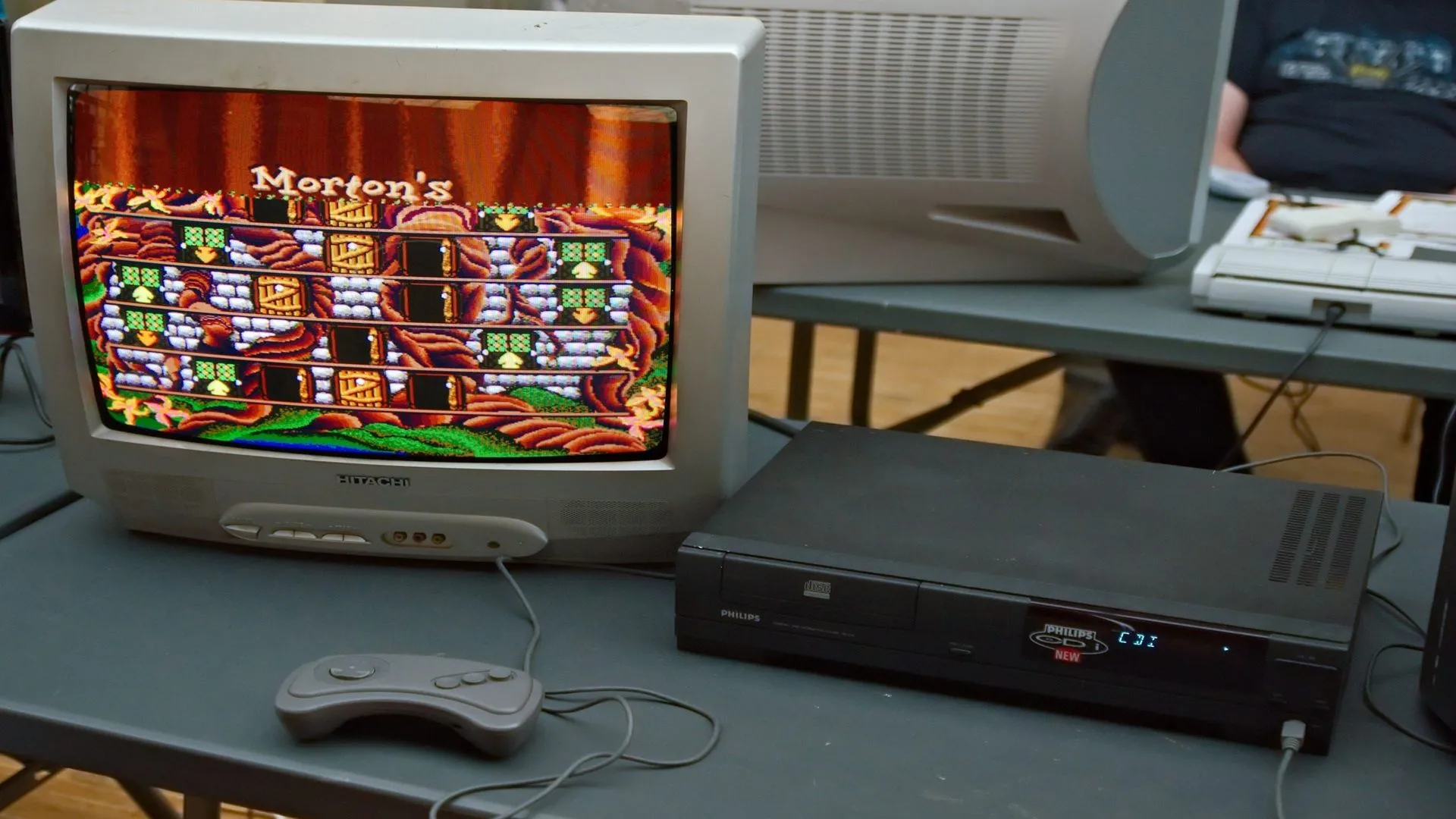 Hình ảnh máy Philips CD-i đang chạy tựa game Hotel Mario tại một sự kiện, cho thấy thiết kế của máy console và màn hình trò chơi