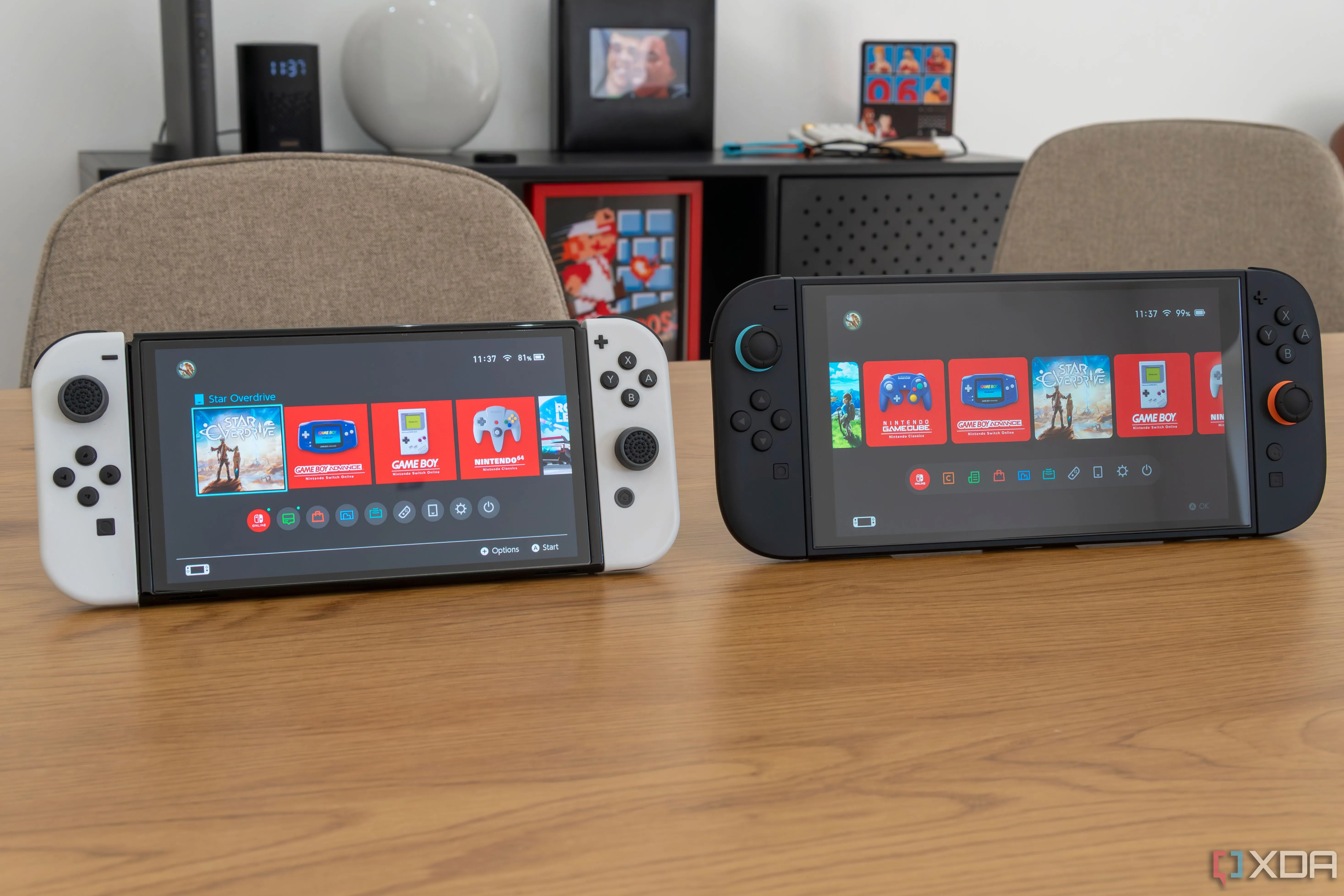 Hình ảnh minh họa Nintendo Switch OLED và Nintendo Switch 2 đặt cạnh nhau, thể hiện sự khác biệt về thế hệ máy chơi game.