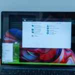 Hình ảnh một chiếc laptop hiển thị giao diện Windows 11, đại diện cho thiết bị chạy hệ điều hành mới của Microsoft