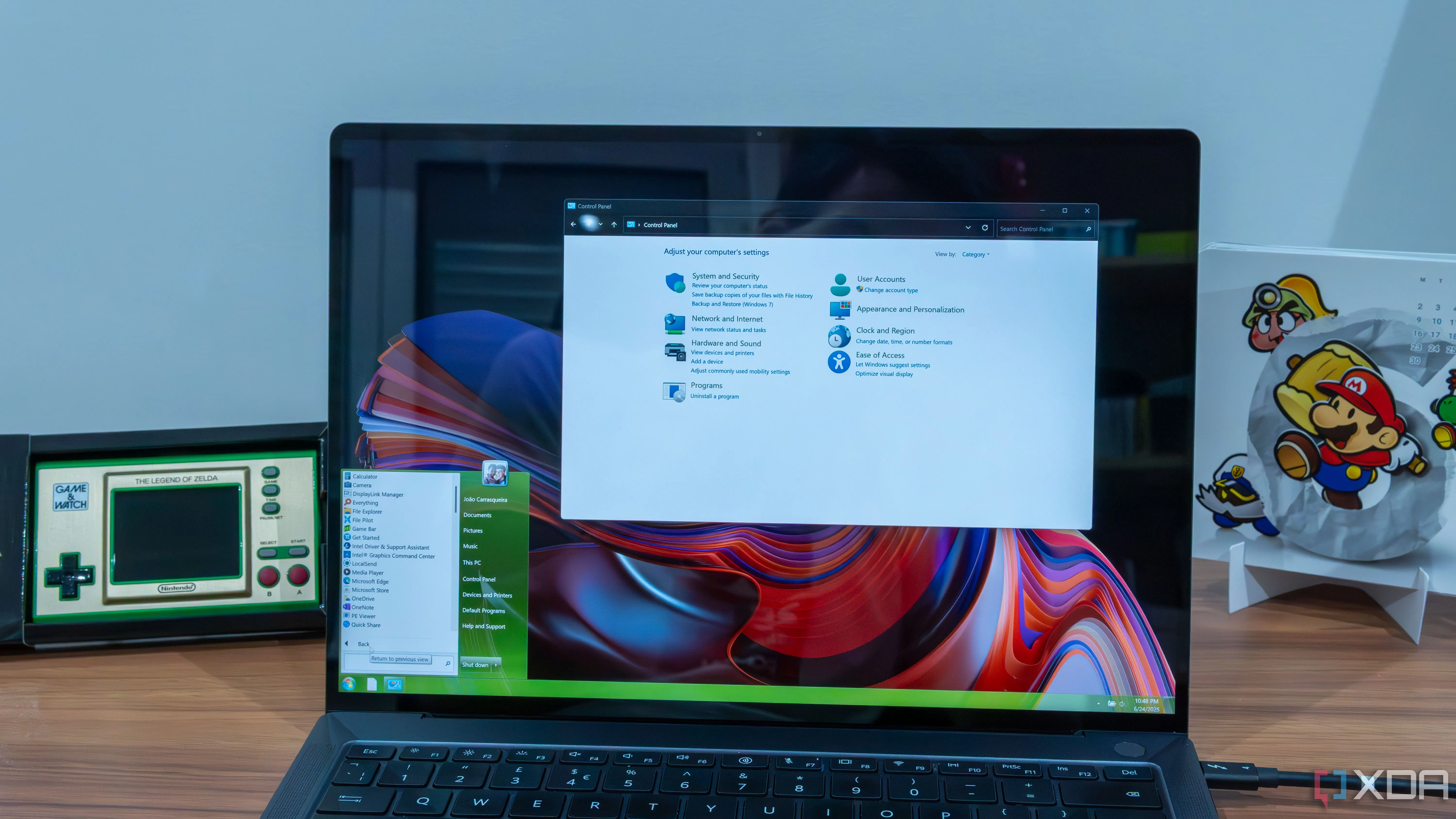 Hình ảnh một chiếc laptop hiển thị giao diện Windows 11, đại diện cho thiết bị chạy hệ điều hành mới của Microsoft