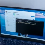 Hình ảnh một máy tính Windows 11 đang cập nhật hệ thống, minh họa quá trình khắc phục lỗi màn hình xanh sau bản cập nhật KB5055523