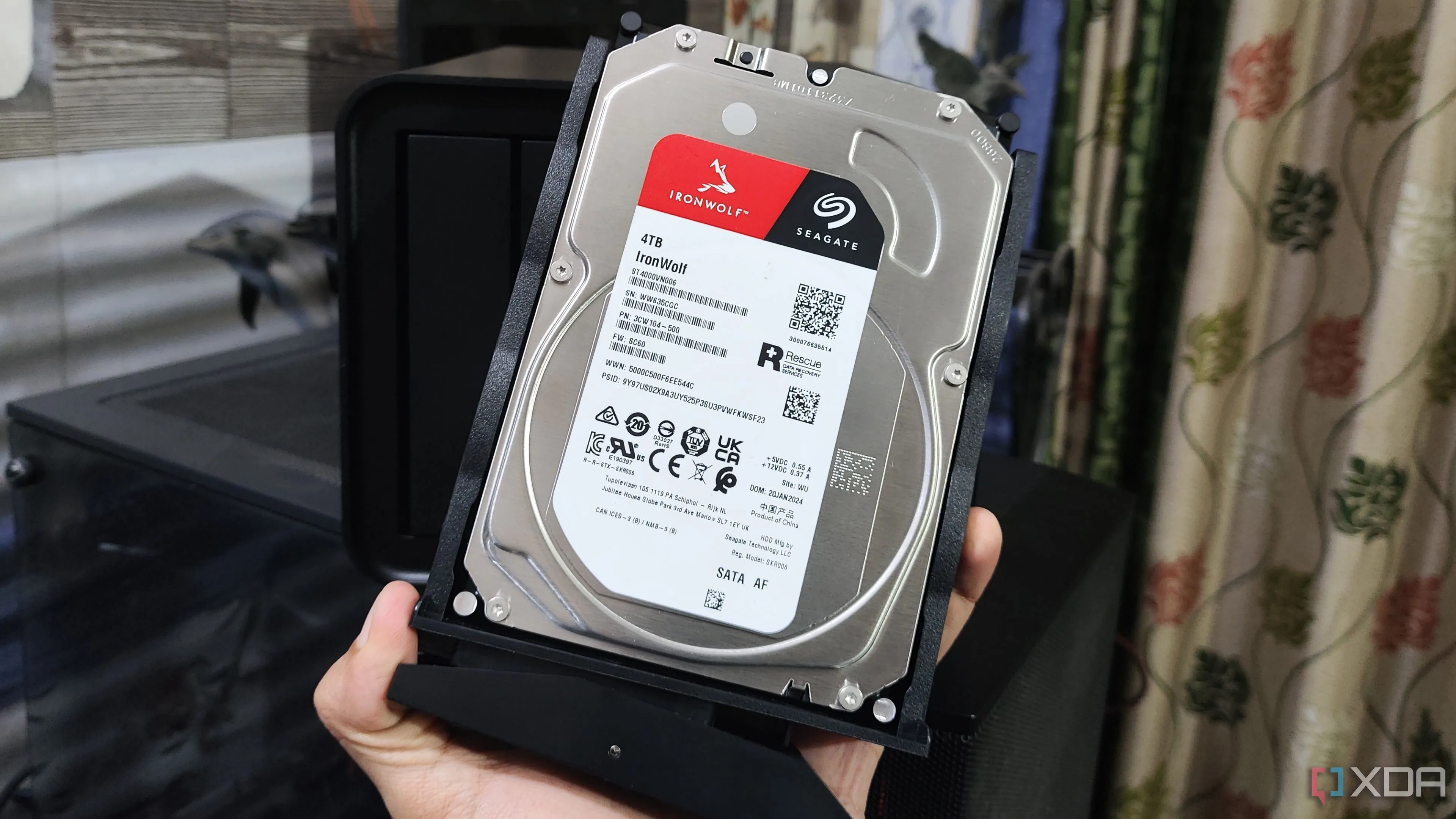 Hình ảnh một người đang cầm ổ cứng HDD Seagate