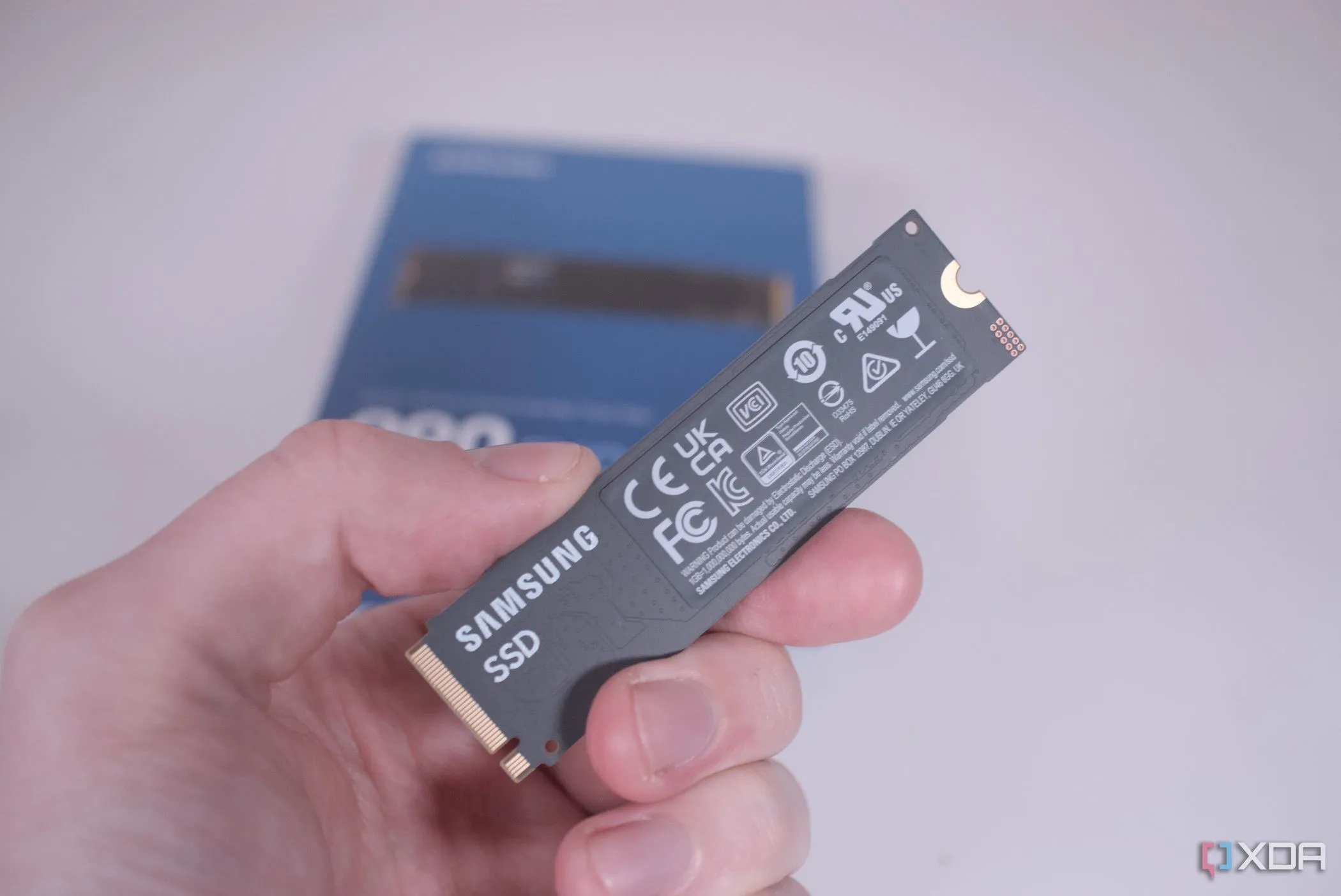 Hình ảnh một ổ đĩa SSD Samsung 990 EVO, minh họa tầm quan trọng của việc chọn SSD chất lượng cao cho Proxmox VE.