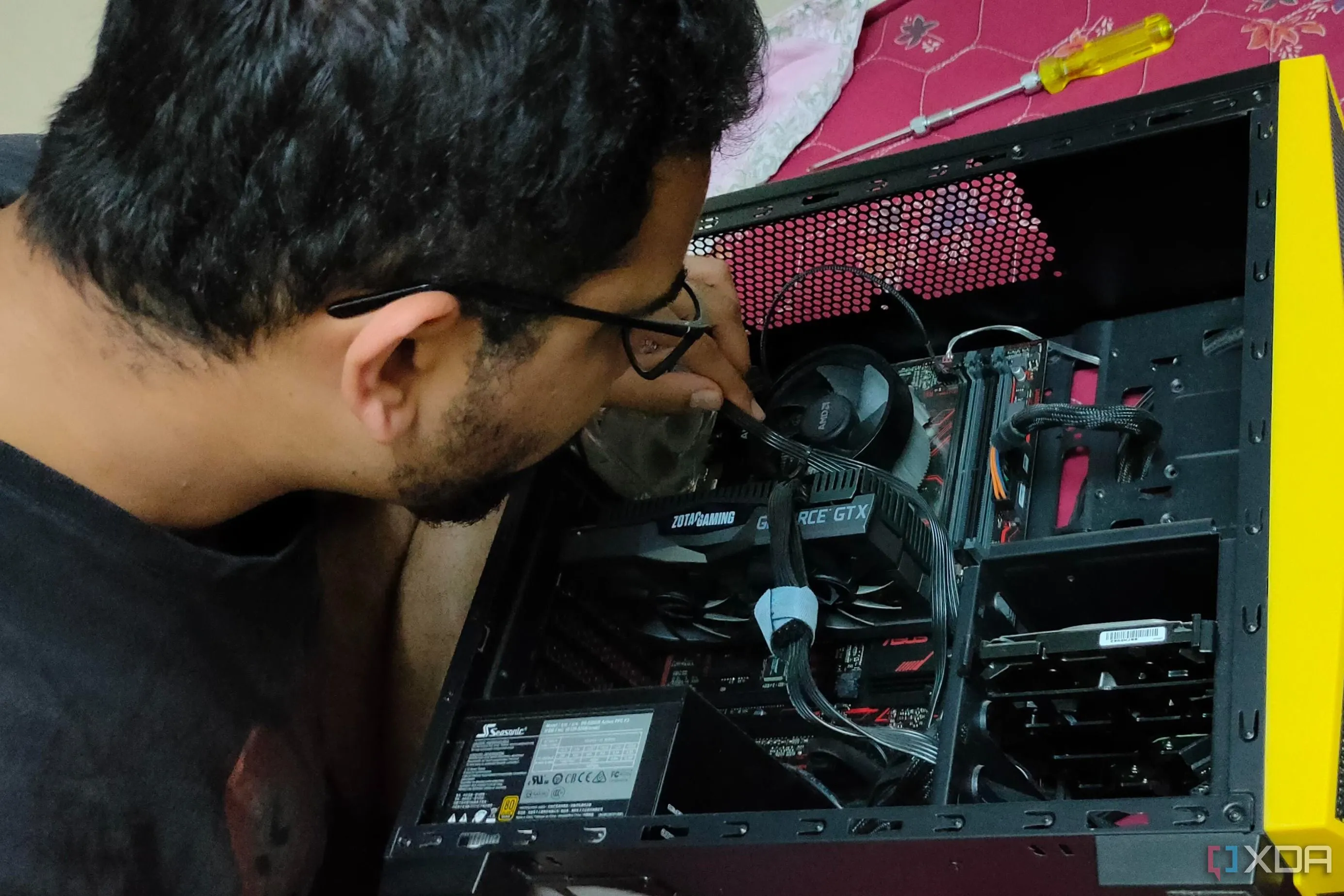 Hình ảnh quá trình lắp ráp PC gaming với CPU AMD Ryzen và GPU Nvidia