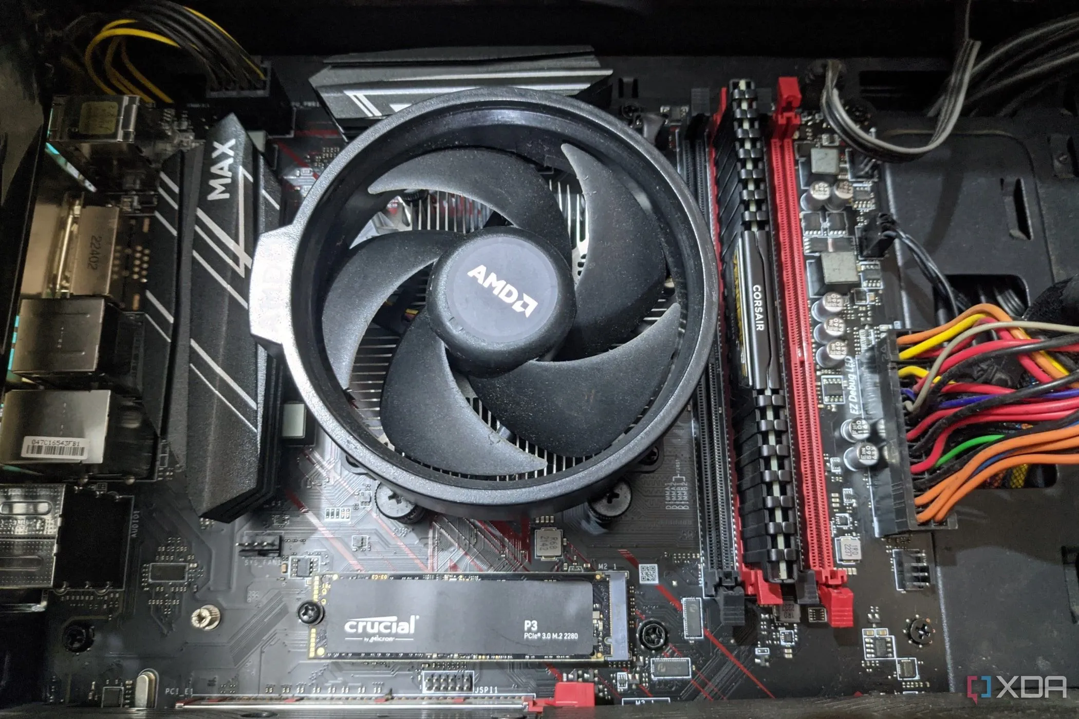 Hình ảnh tản nhiệt CPU AMD Wraith được gắn ốc vít, minh họa cho việc CPU có TDP thấp hơn giúp giảm yêu cầu về hệ thống làm mát và tiết kiệm chi phí build PC.